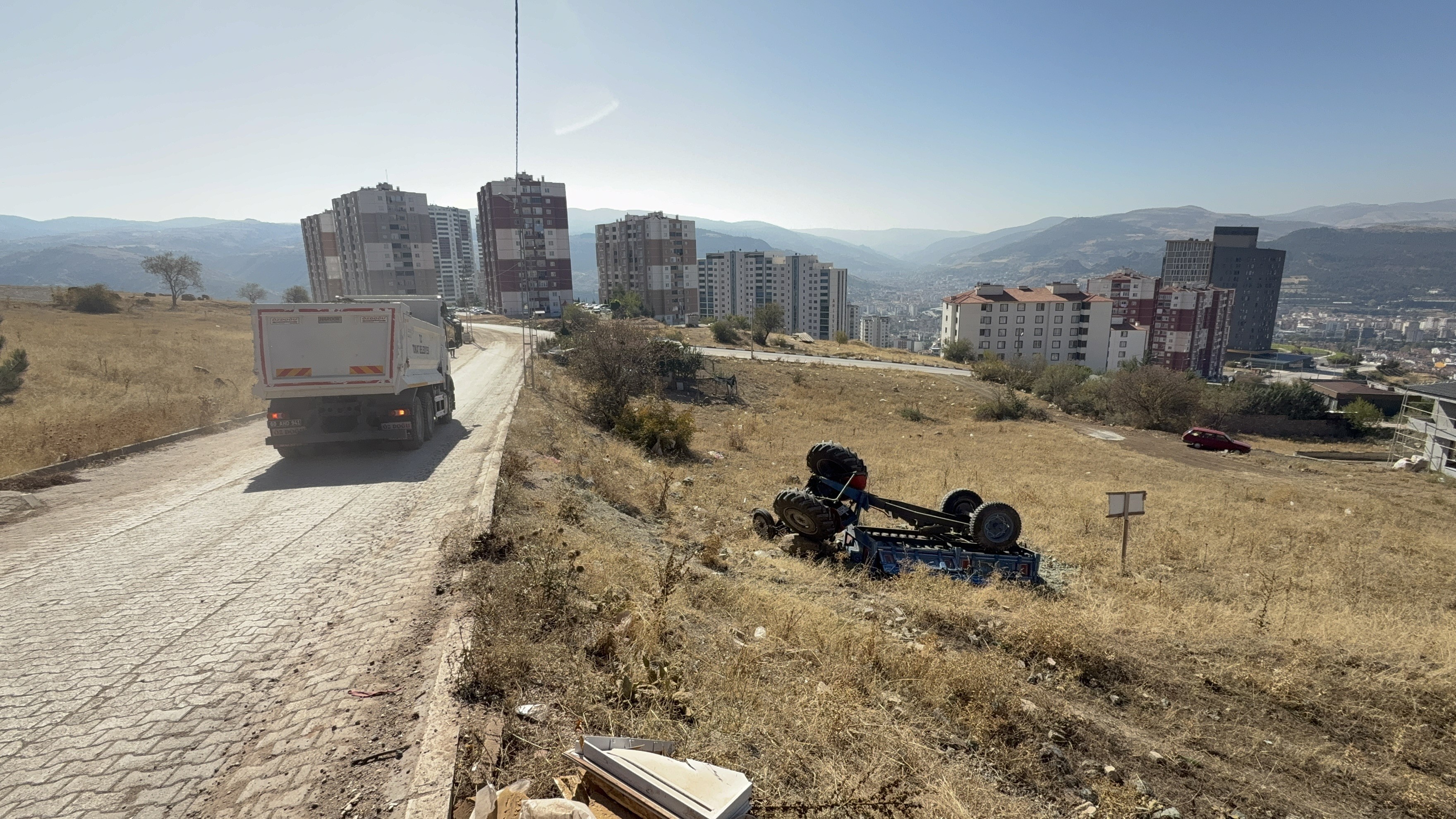 Son Dakika Traktör Devrildi, 2 Yaralı Var 1
