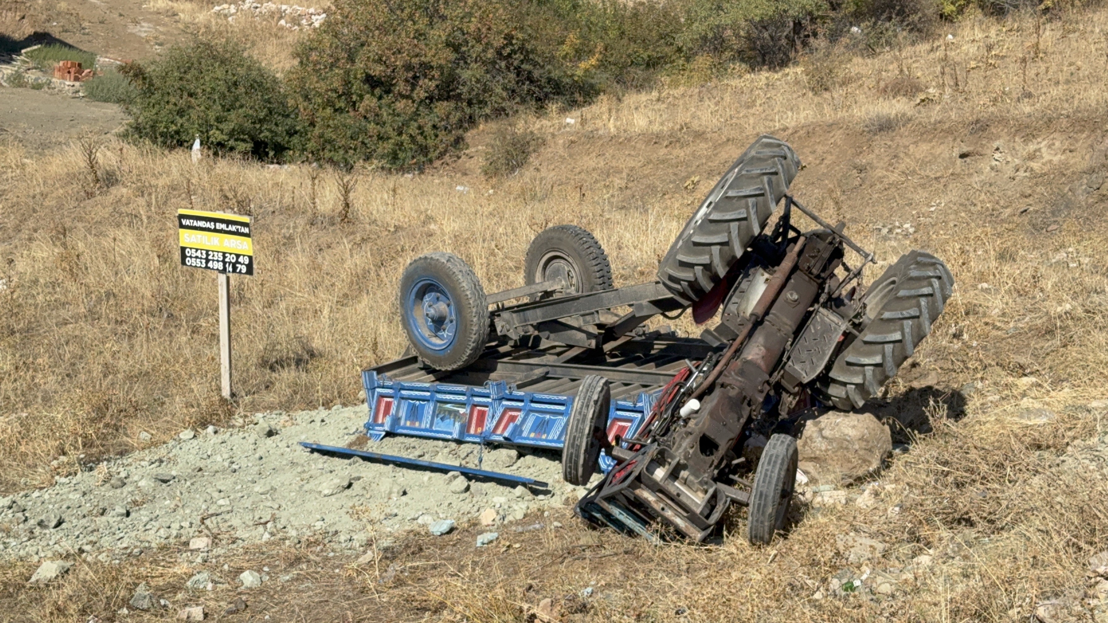 Son Dakika Traktör Devrildi, 2 Yaralı Var 2