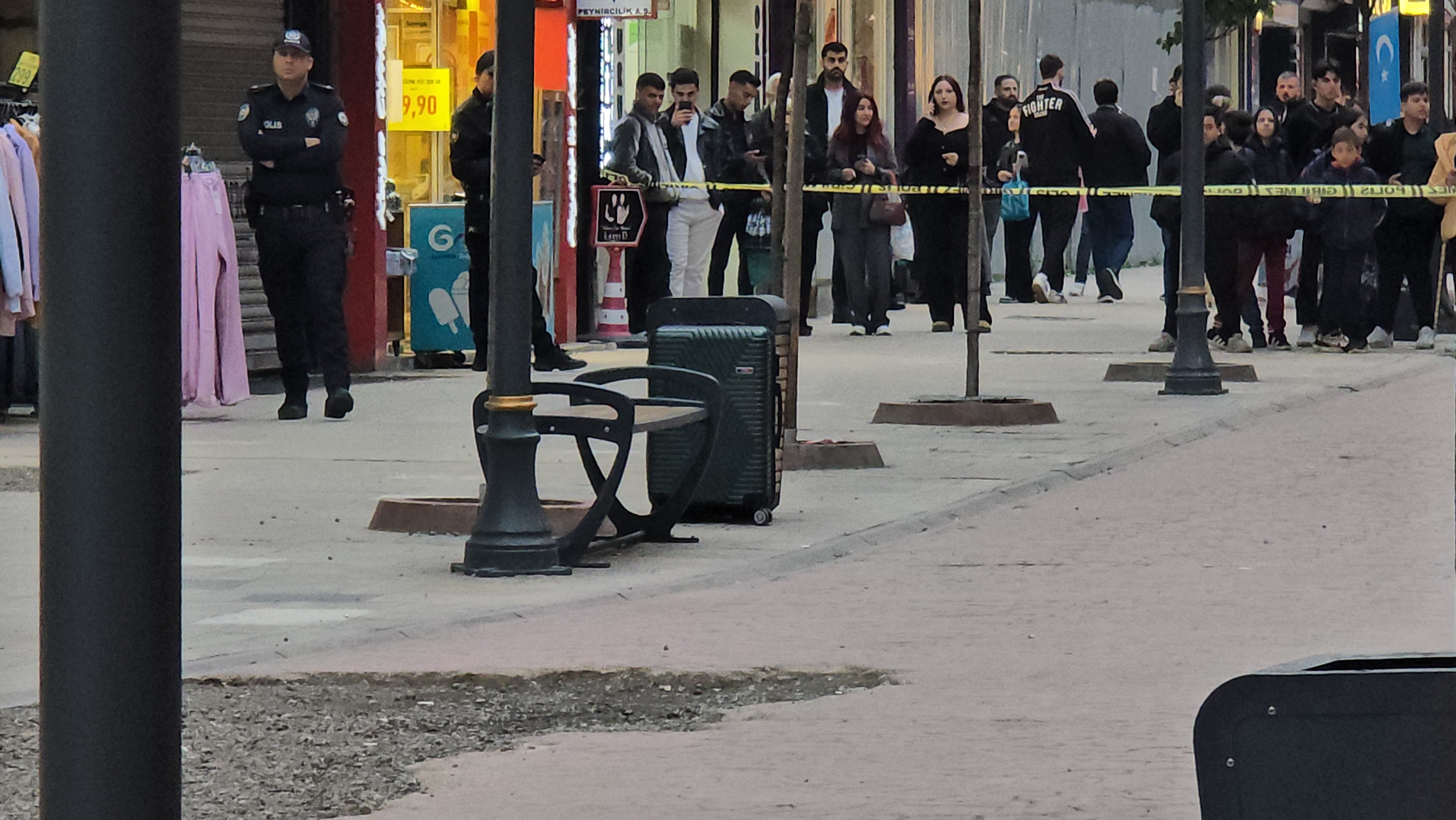 Şüpheli Valiz Paniği Ekipler Bölgeyi Kapattı 1