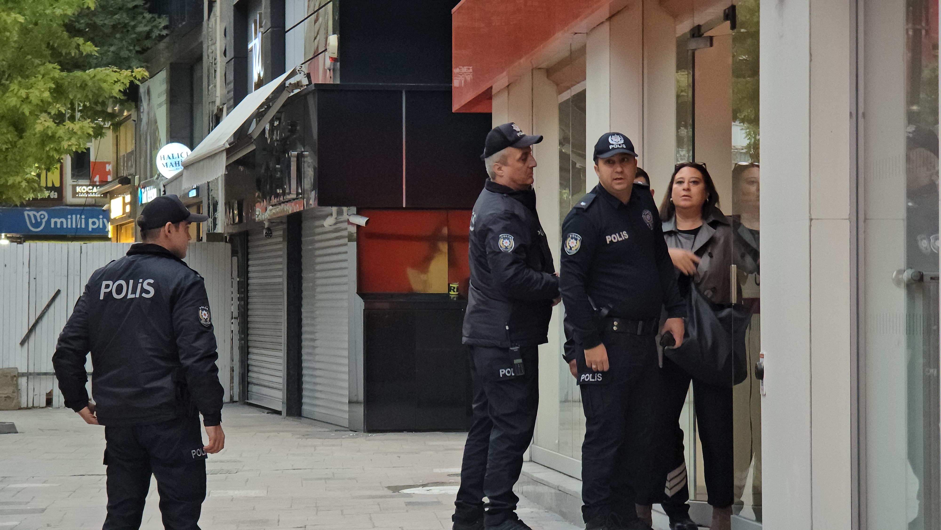 Şüpheli Valiz Paniği Ekipler Bölgeyi Kapattı 2