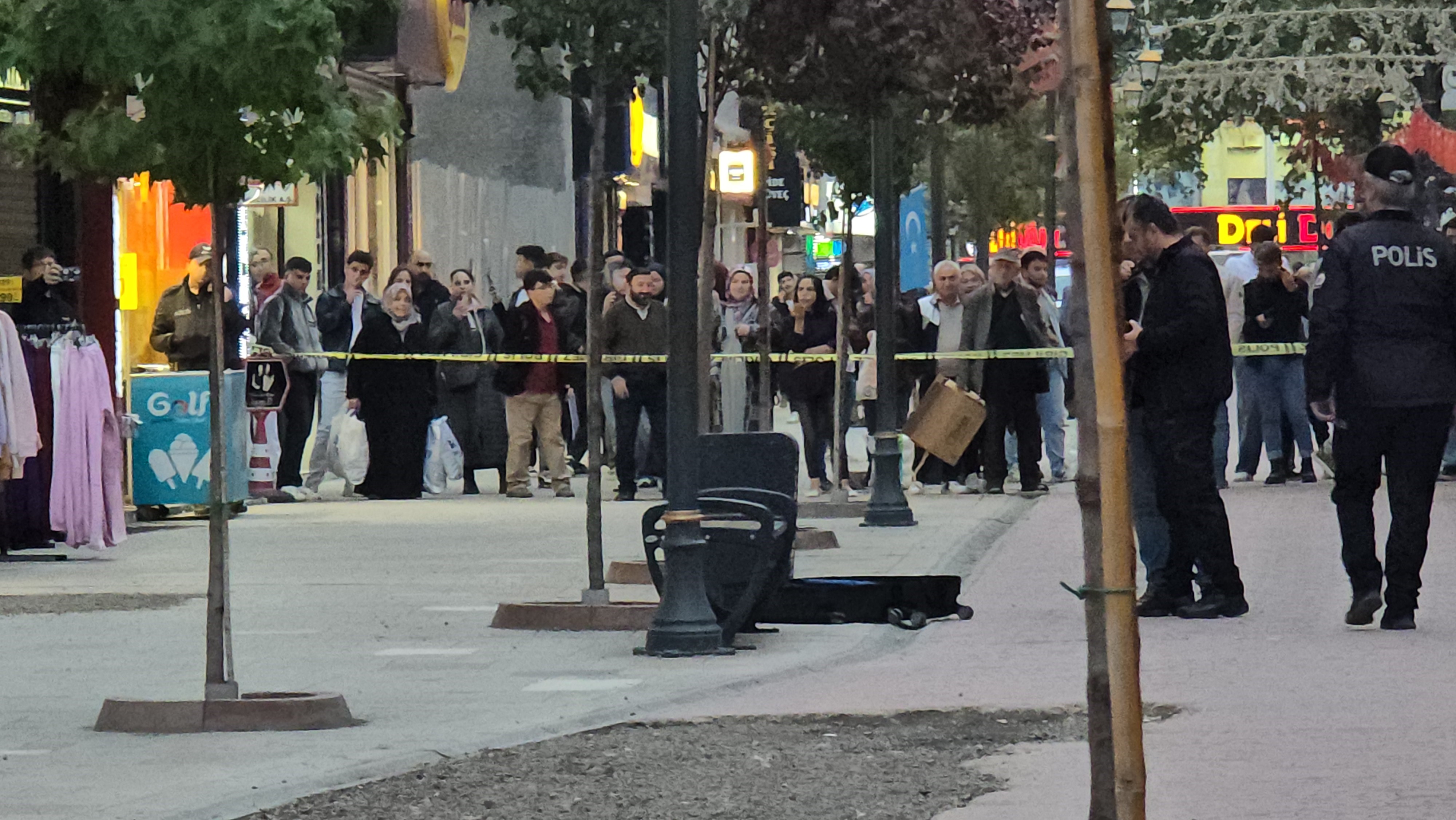 Şüpheli Valiz Paniği Ekipler Bölgeyi Kapattı 3