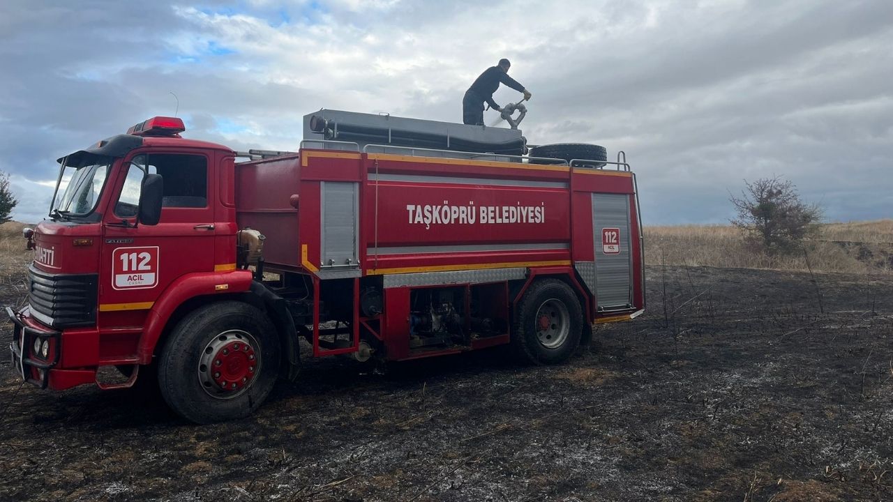 Taşköprü’de Anız Yangını Alevler Kontrol Altında (1)