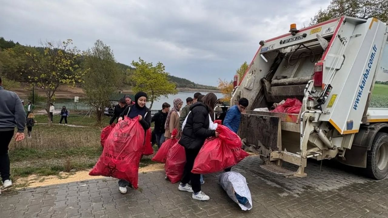 Taşköprü’de Piknikçiler Kirletti Gençler Temizledi ‘Gençlerimiz Çöpleri Toplamakla Bitiremediler’ (1)