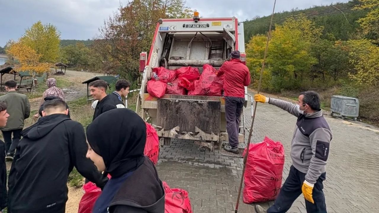 Taşköprü’de Piknikçiler Kirletti Gençler Temizledi ‘Gençlerimiz Çöpleri Toplamakla Bitiremediler’ (4)