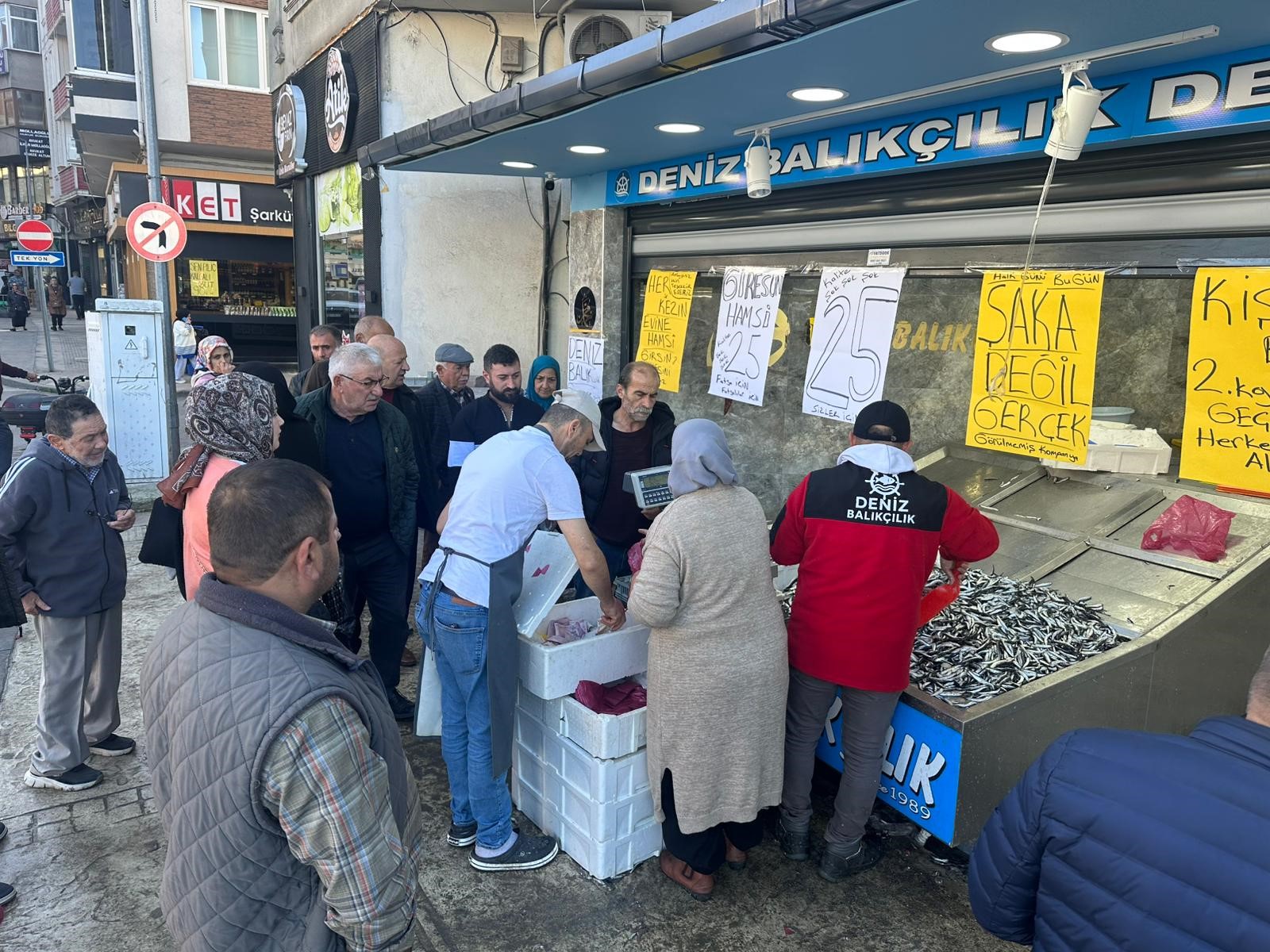 Vatandaş Sıraya Girdi, Hamsi 25 Liraya Kadar Düştü! 2
