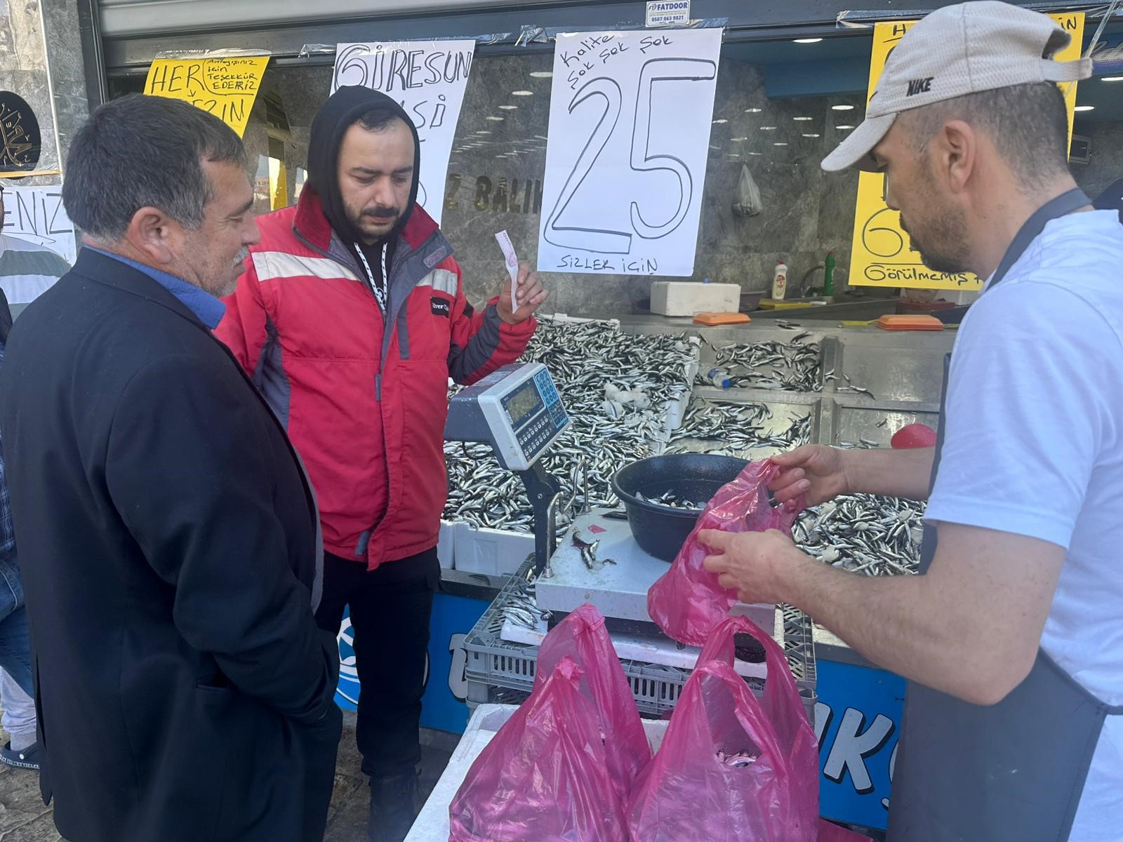 Vatandaş Sıraya Girdi, Hamsi 25 Liraya Kadar Düştü! 22