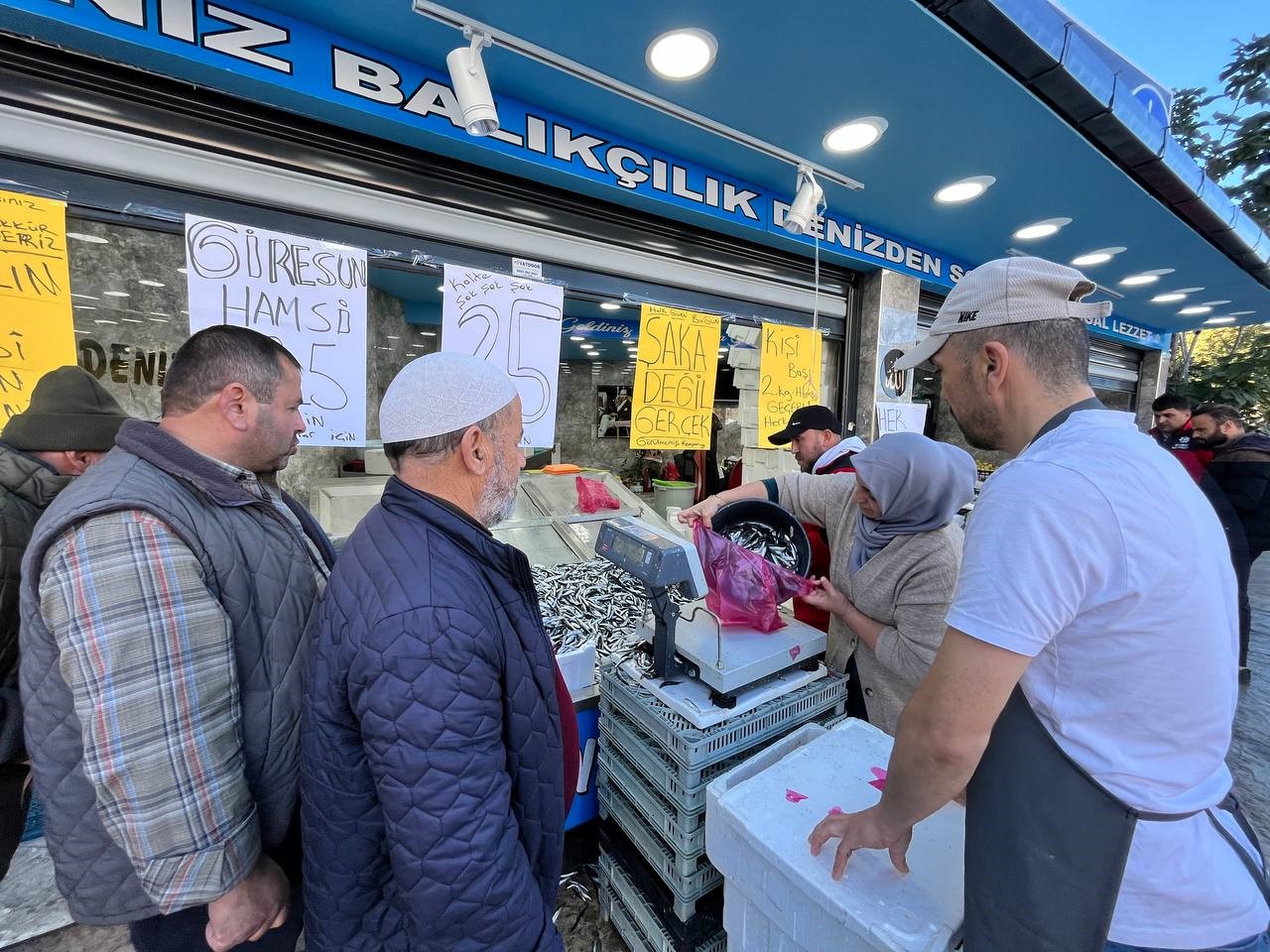 Vatandaş Sıraya Girdi, Hamsi 25 Liraya Kadar Düştü! 3