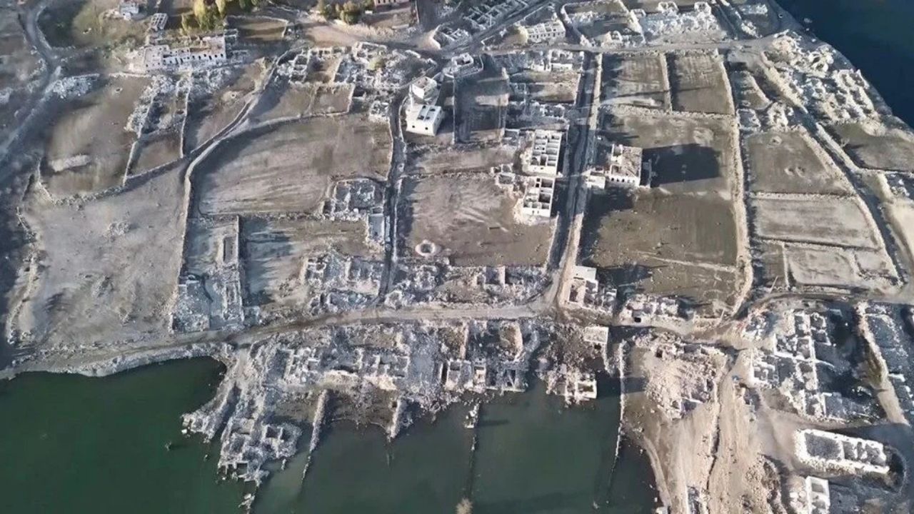 Yıllar Sonra İlk Kez Görüldü! Baraj Suları Çekildi, Eski Köy Ortaya Çıktı (1)