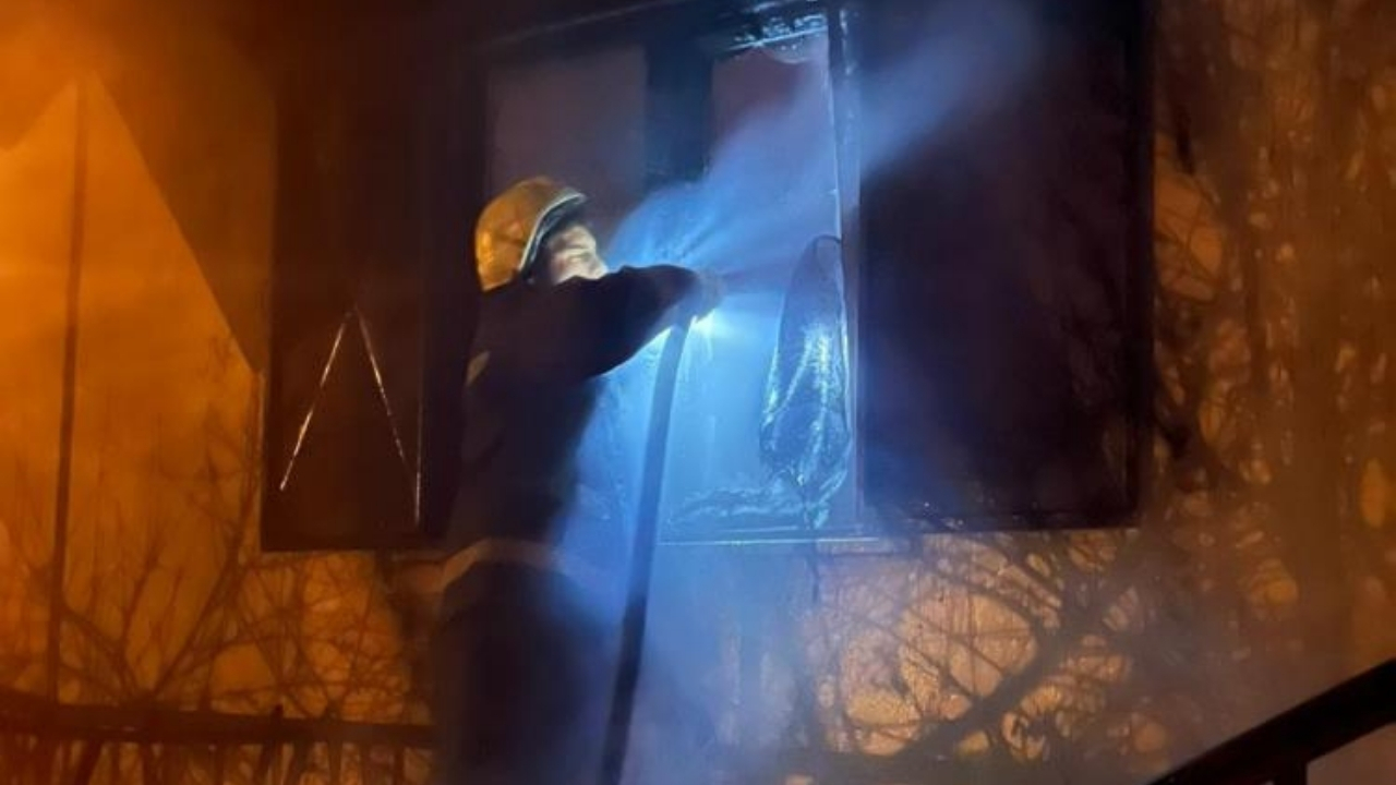 Ahşap Ev Alev Alev Yandı, 1 Kişi Yaralandı (2)