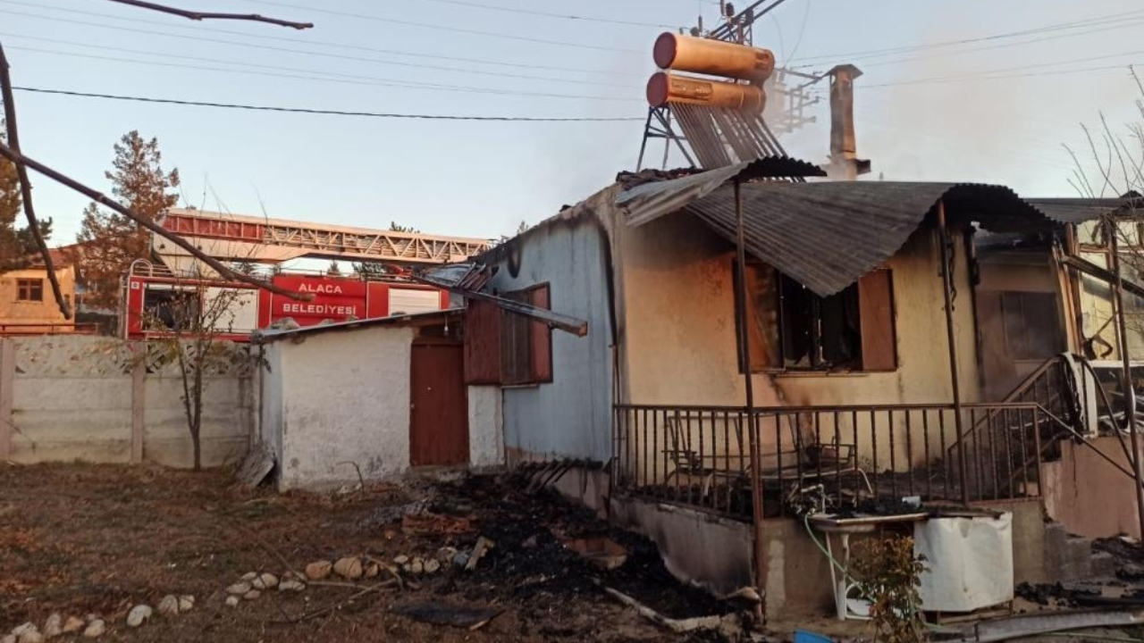 Ahşap Ev Alev Alev Yandı, 1 Kişi Yaralandı (3)