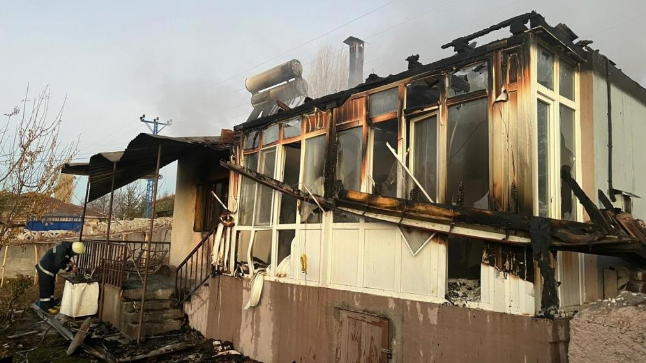 Ahşap Ev Alev Alev Yandı, 1 Kişi Yaralandı (4)