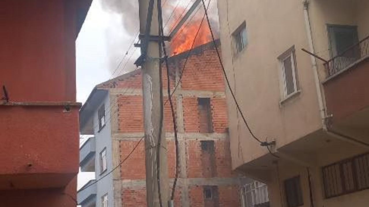 Alevler Bir Anda Yükseldi Kastamonu'da Çatı Yangını Korkuttu-1