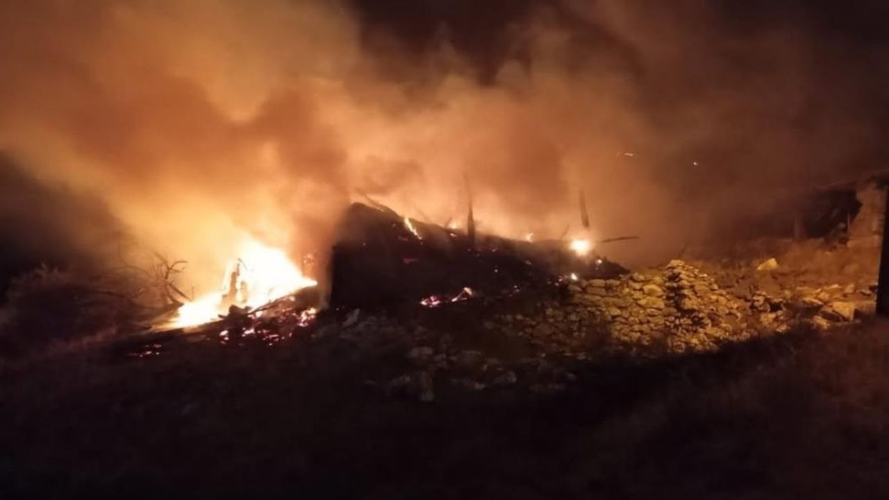 Alevler Geceyi Aydınlattı Ev, Samanlık Ve Balyalar Kül Oldu (1)
