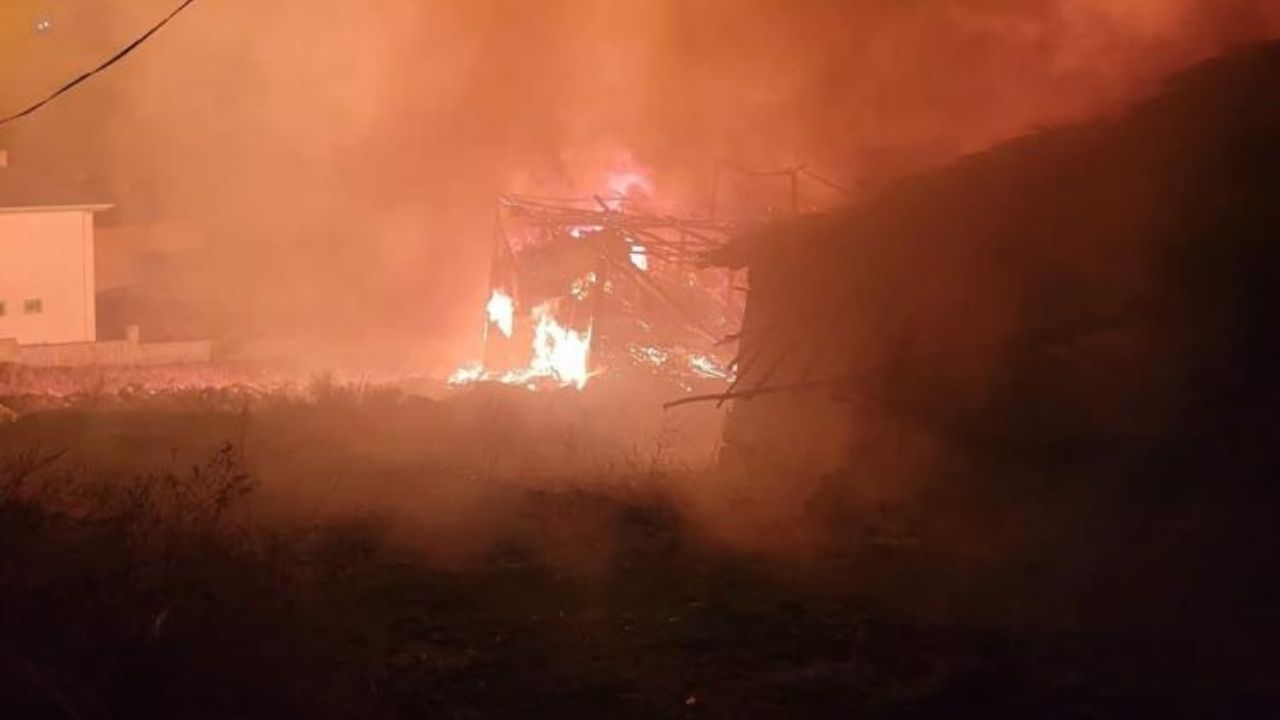 Alevler Geceyi Aydınlattı Ev, Samanlık Ve Balyalar Kül Oldu (2)