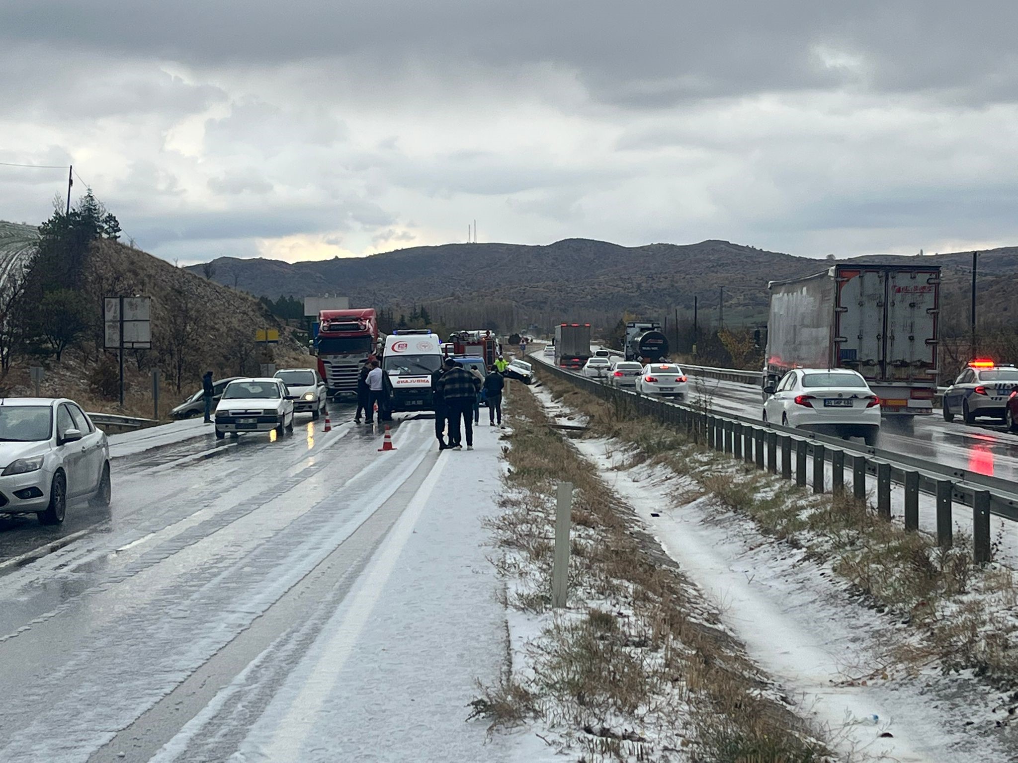Aniden Bastıran Dolu Yağışı Kazaya Yol Açtı 10 Kişi Yaralandı 3