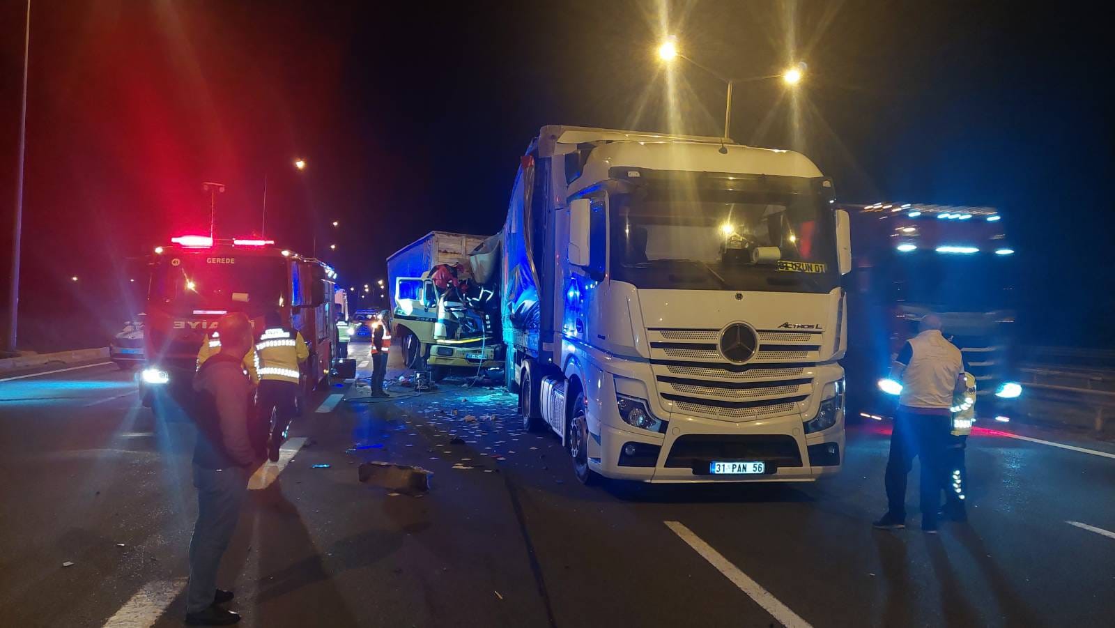 Arızalanan Tıra Çarpan Kamyon Şoförü Hayatını Kaybetti 4