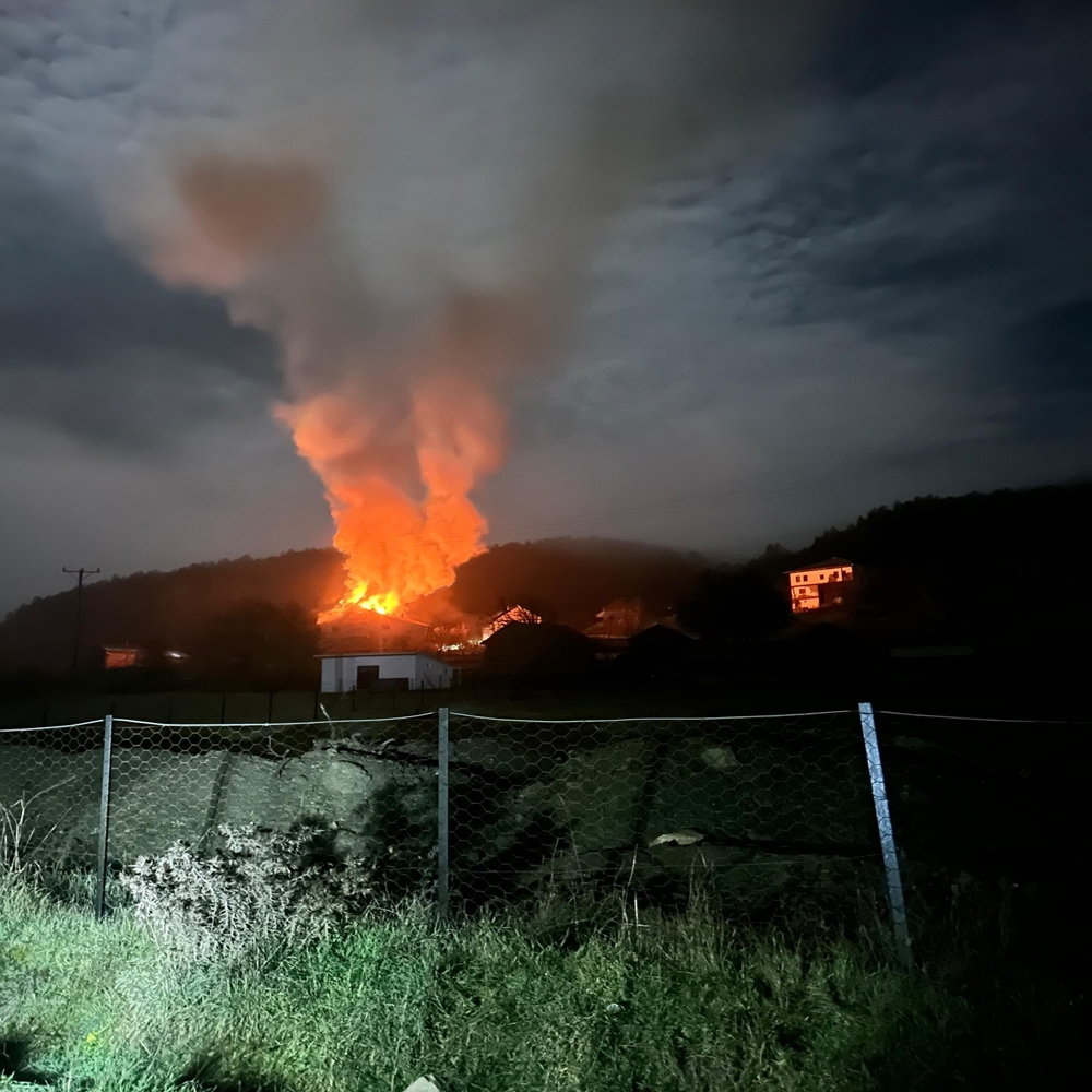 Azdavayda Çatı Yangını Itfaiye (1)