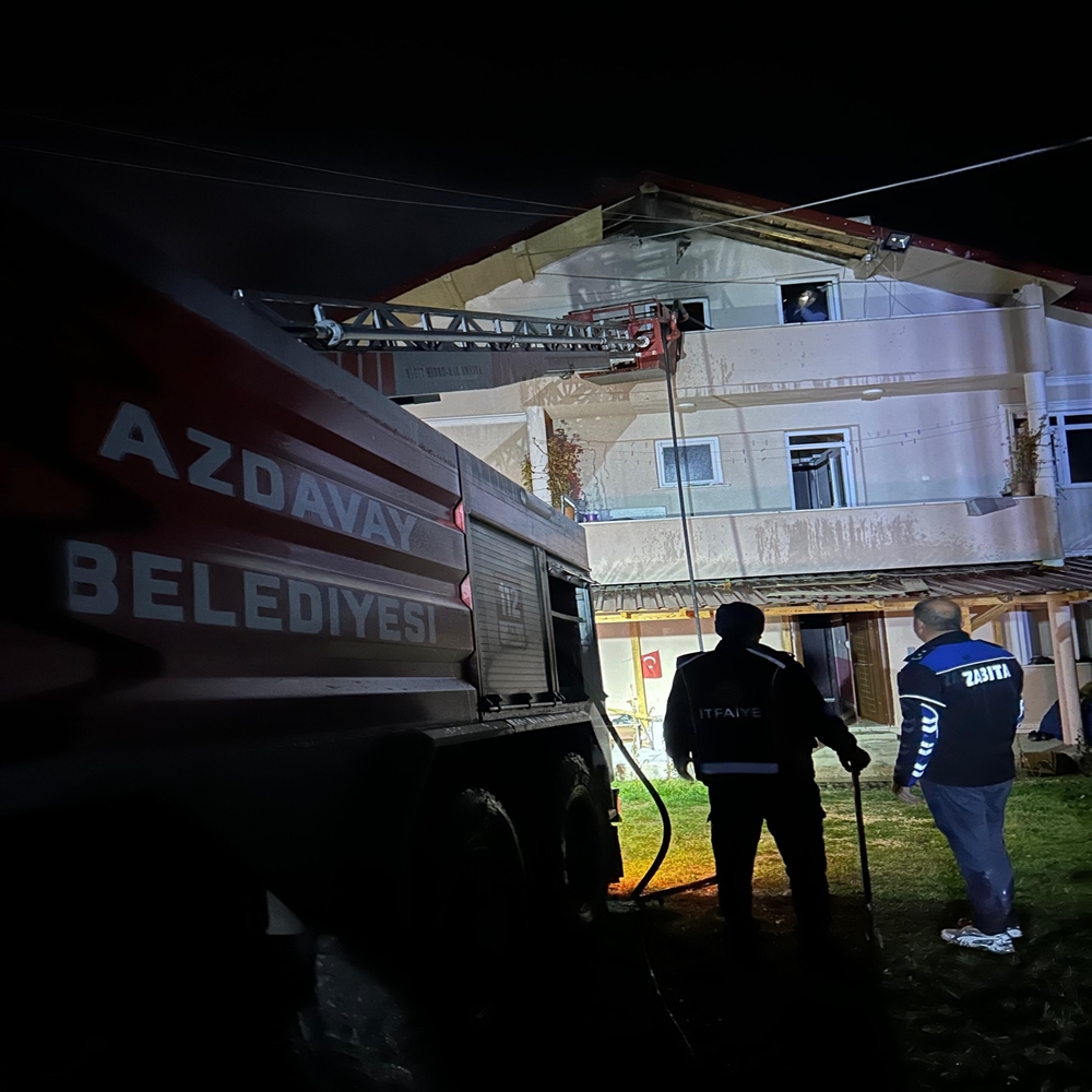 Azdavayda Çatı Yangını Itfaiye (2)
