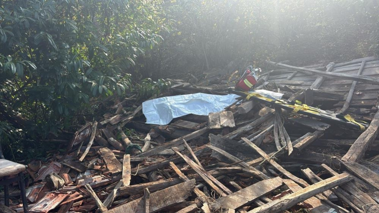 Bahçedeki Ahşap Yapı Çöktü 85 Yaşındaki Adam Hayatını Kaybetti (1)