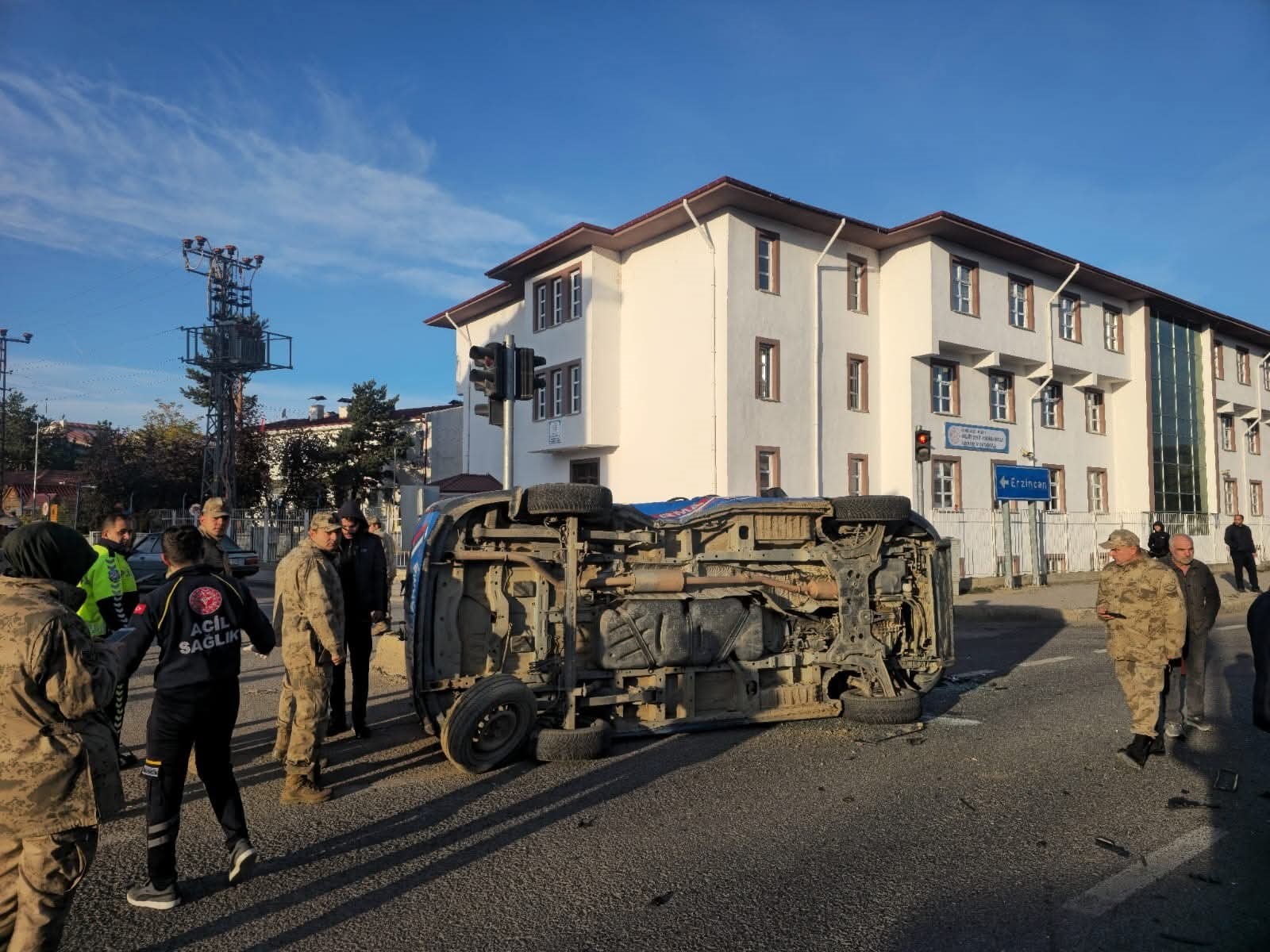 Belediye Makam Aracıyla Jandarma Minibüsü Çarpıştı Kazada 2 Asker Yaralandı 22