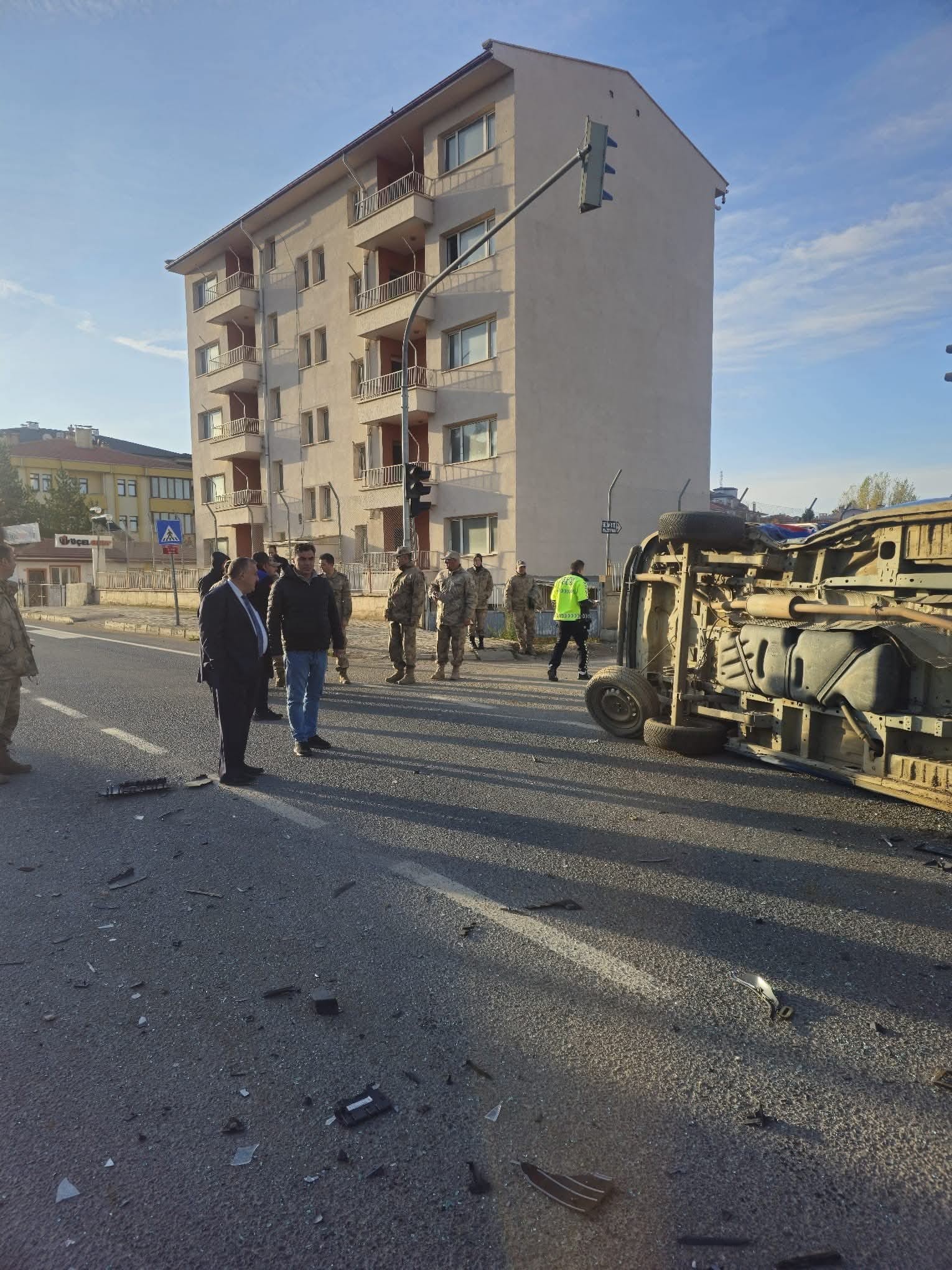 Belediye Makam Aracıyla Jandarma Minibüsü Çarpıştı Kazada 2 Asker Yaralandı 3