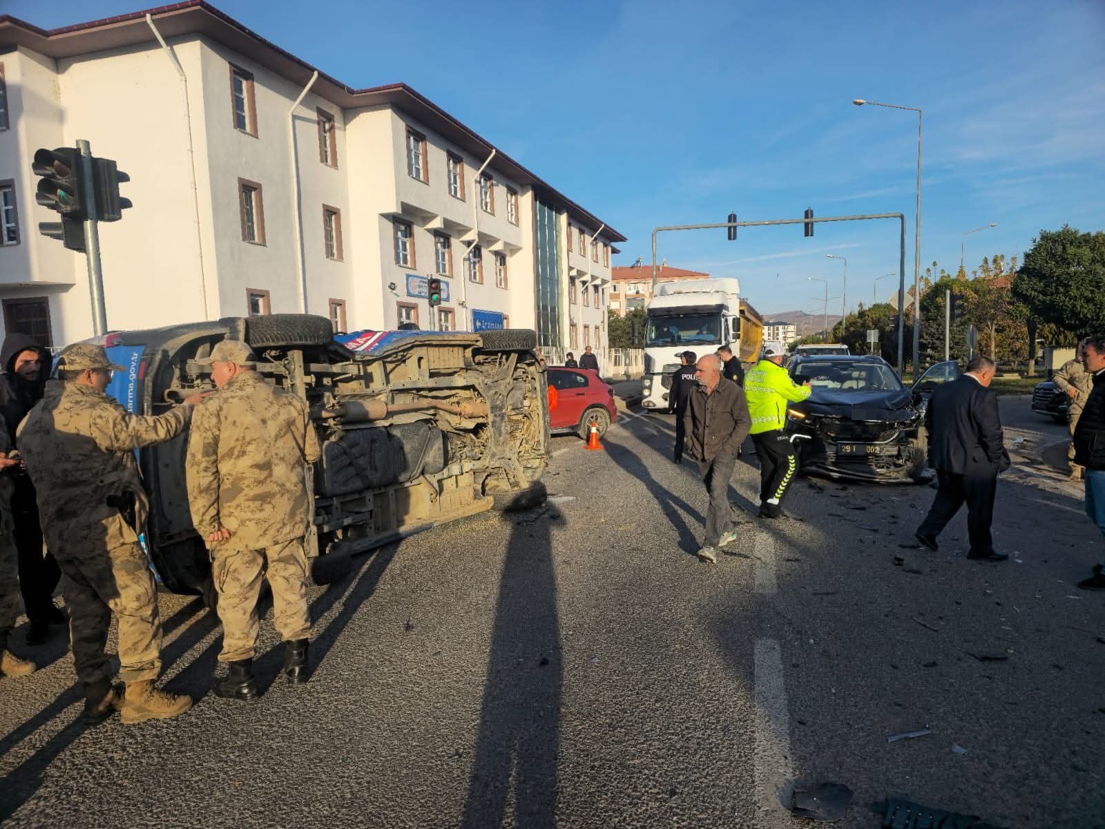 Belediye Makam Aracıyla Jandarma Minibüsü Çarpıştı Kazada 2 Asker Yaralandı 4