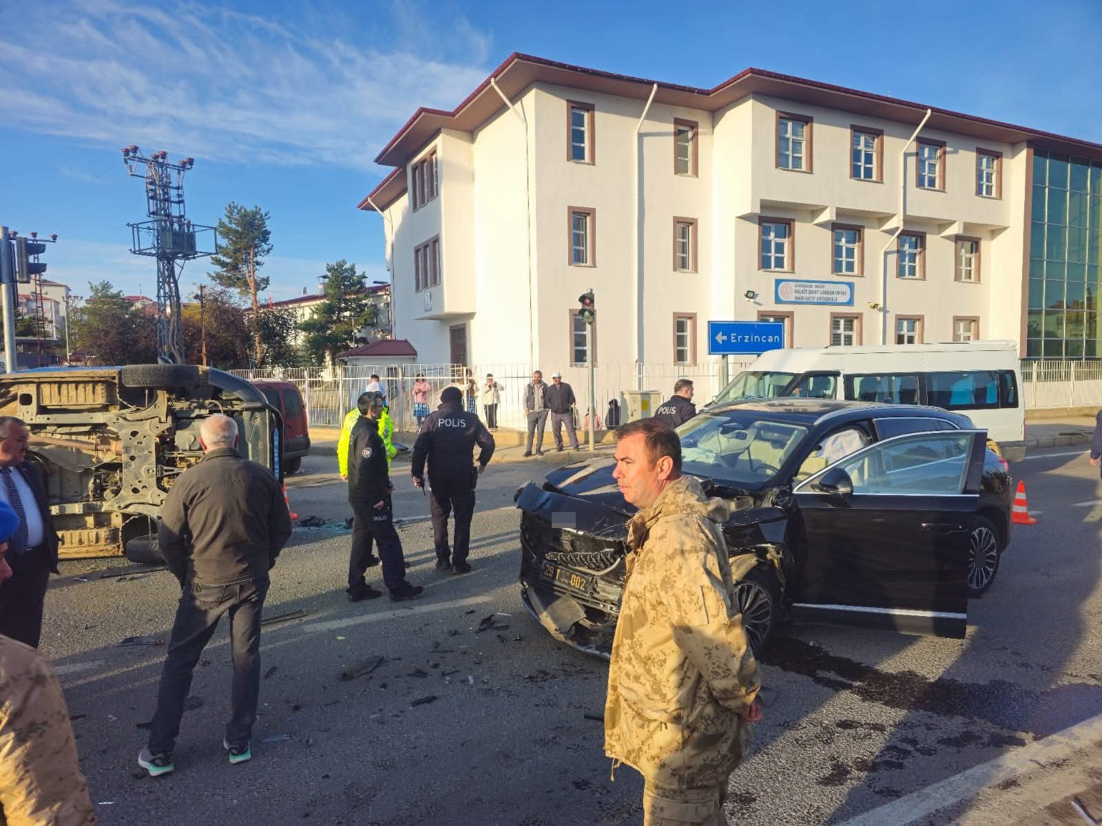 Belediye Makam Aracıyla Jandarma Minibüsü Çarpıştı Kazada 2 Asker Yaralandı 6
