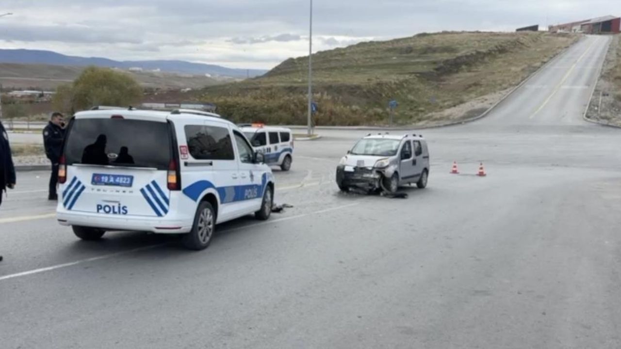 Ekip Aracıyla Hafif Ticari Araç Çarpıştı Bir Polis Yaralandı (1)