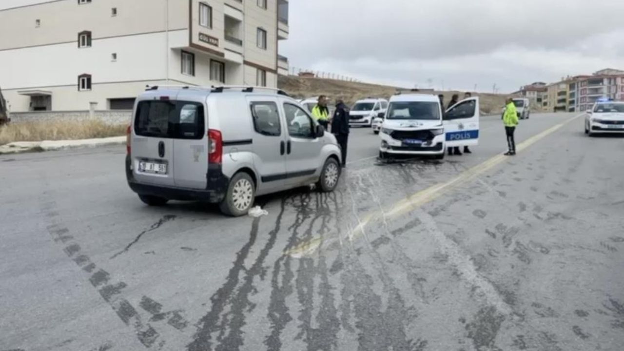 Ekip Aracıyla Hafif Ticari Araç Çarpıştı Bir Polis Yaralandı (2)
