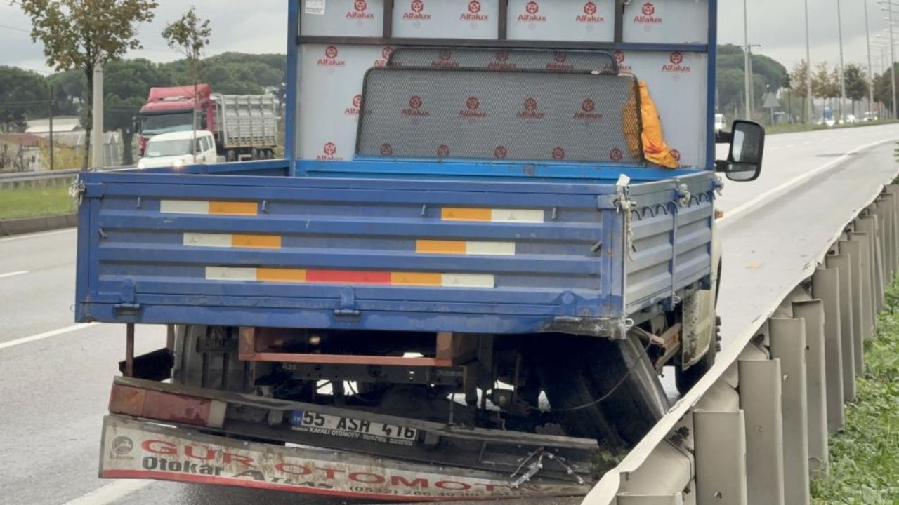 Feci Çarpışma Otomobil Kamyonete Çarpıp Bariyere Saplandı! 3 Yaralı (1)