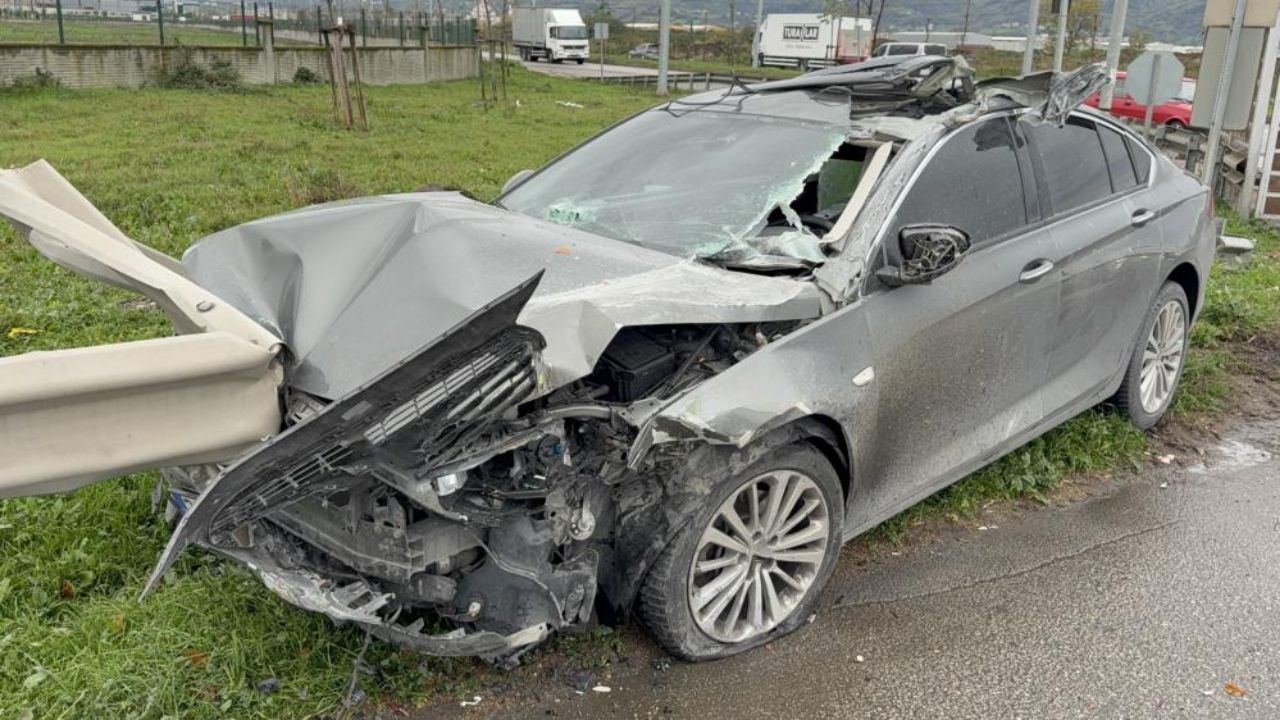 Feci Çarpışma Otomobil Kamyonete Çarpıp Bariyere Saplandı! 3 Yaralı (3)