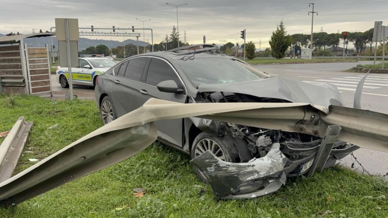 Feci Çarpışma Otomobil Kamyonete Çarpıp Bariyere Saplandı! 3 Yaralı (4)