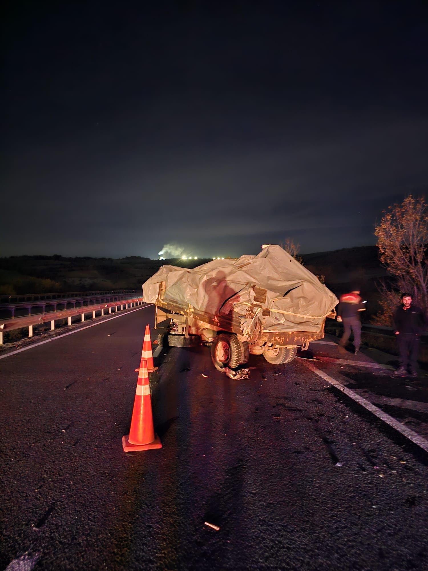 Hafif Ticari Araçla Traktör Çarpıştı Feci Kazada 5 Kişi Yaralandı