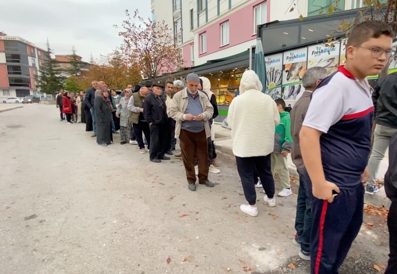 Hamsi 40 Liraya Düşünce Balıkçı Önünde Kuyruk Oluştu 2