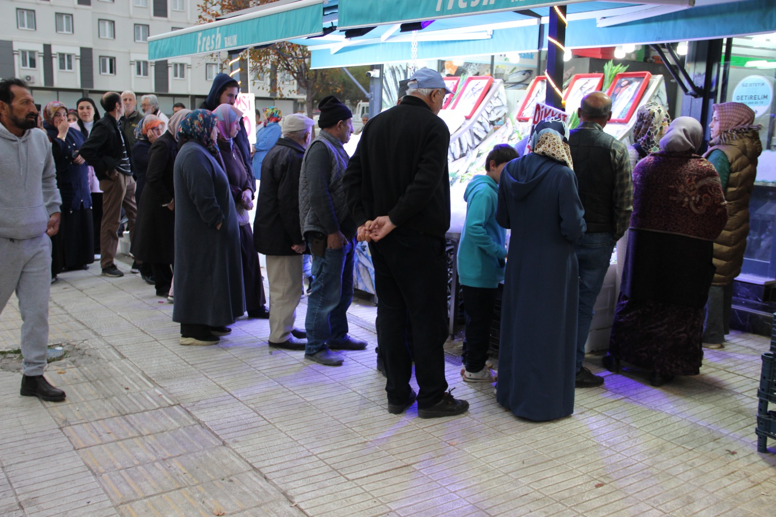 Hamsi 40 Liraya Düşünce Balıkçı Önünde Kuyruk Oluştu 22