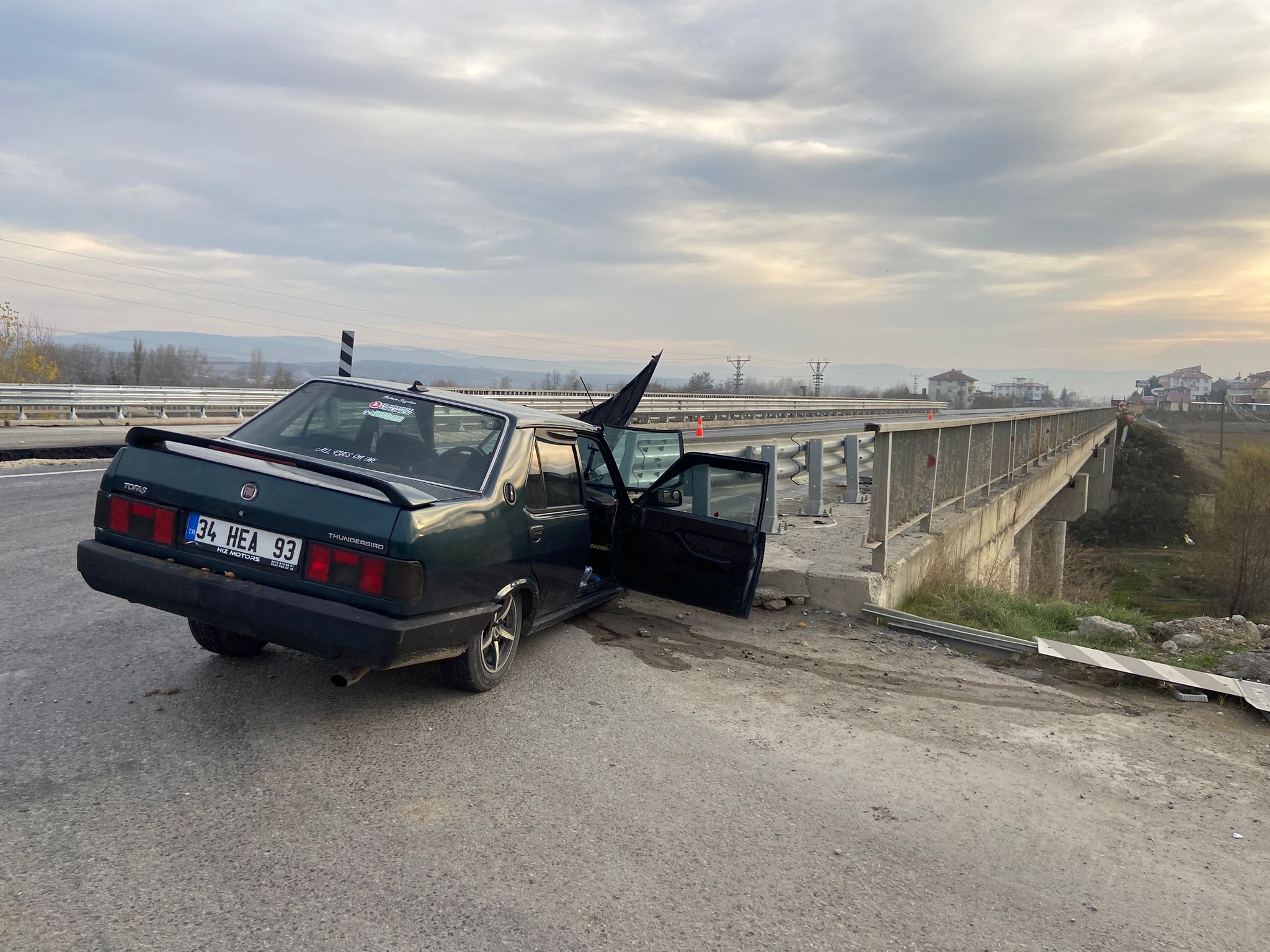 Hanönü Taşköprü Yolunda Kaza! Otomobil Köprü Demirlerine Çarptı 1 Yaralı! 1