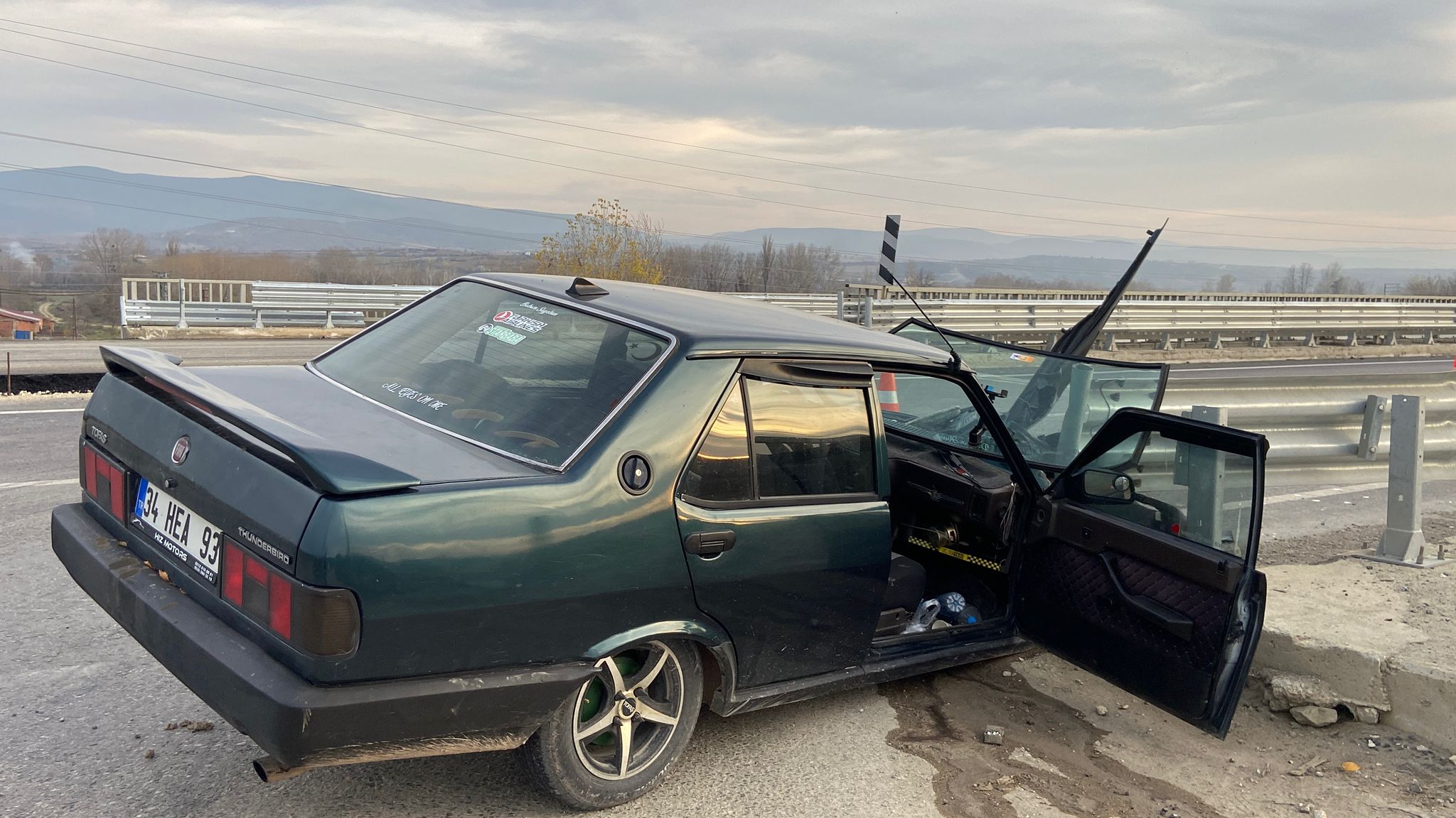 Hanönü Taşköprü Yolunda Kaza! Otomobil Köprü Demirlerine Çarptı 1 Yaralı! 4