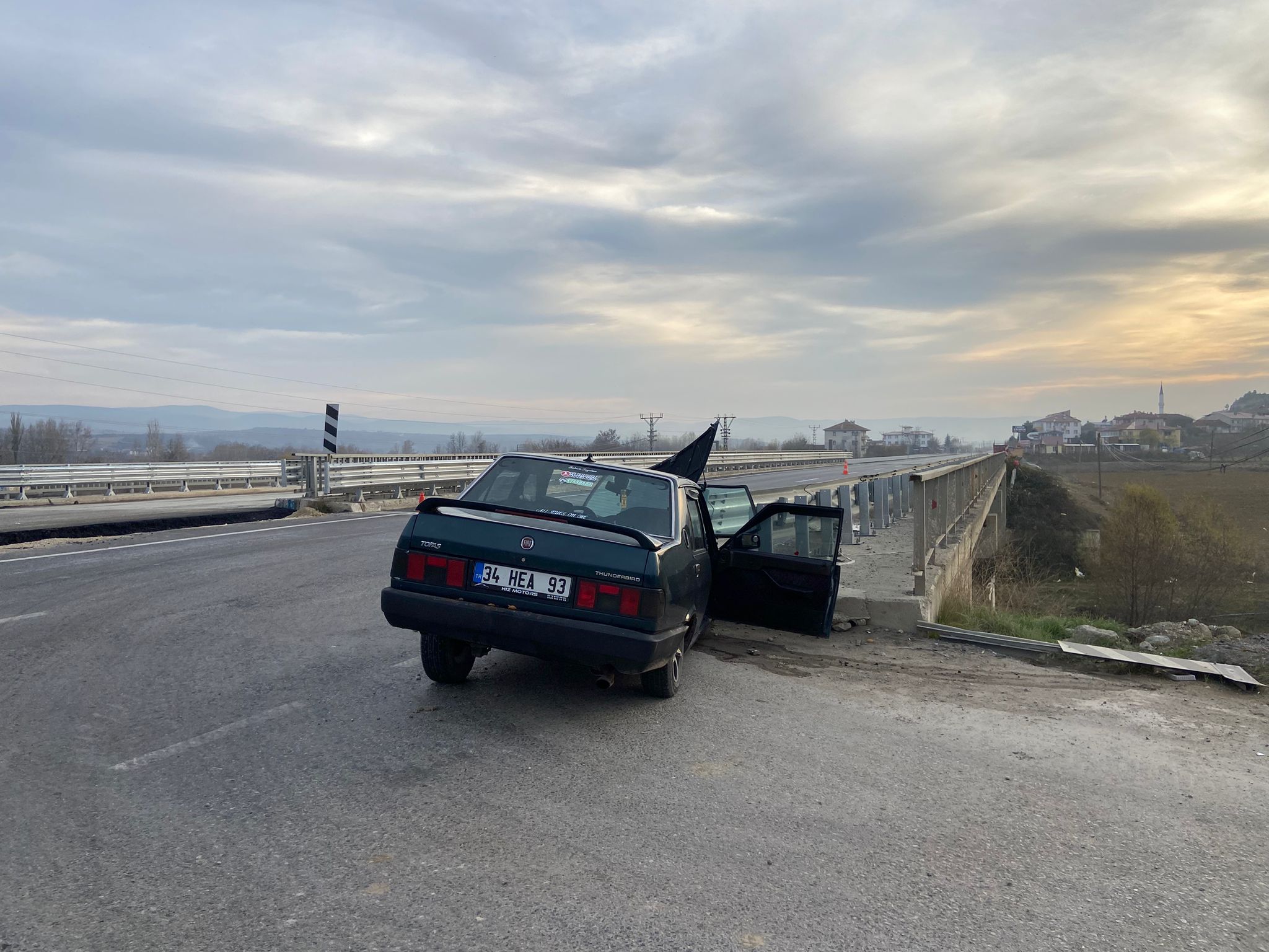 Hanönü Taşköprü Yolunda Kaza! Otomobil Köprü Demirlerine Çarptı 1 Yaralı!