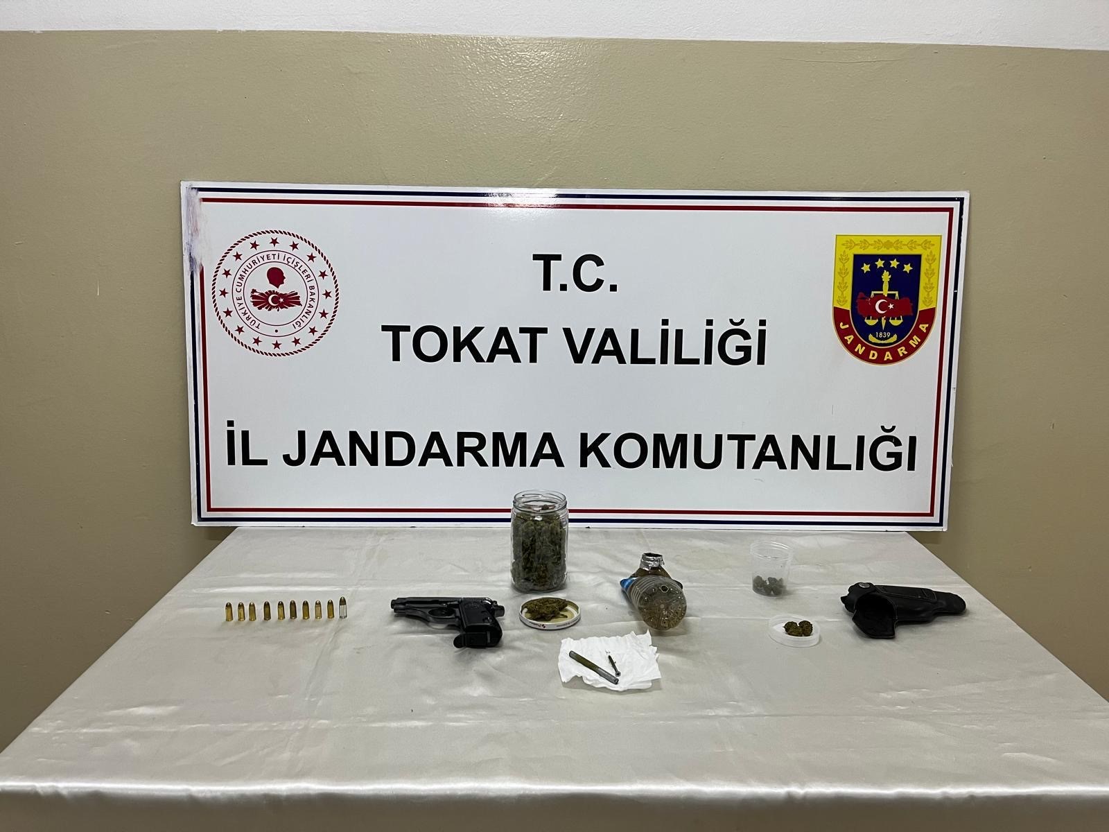 Jandarmadan Baskın Uyarıcı Madde Ve Ruhsatsız Silah Ele Geçirildi 22