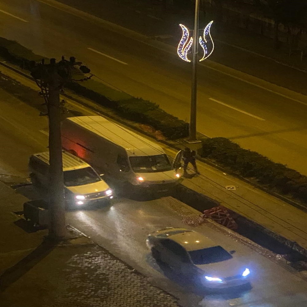 Kastamonu Inönü Mahallesi Minibüs Çukura Düştü (2)