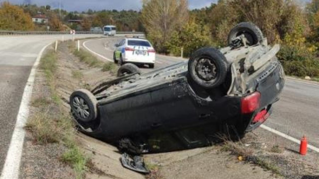 Kastamonu–Karabük Yolunda Can Pazarı Araç Takla Attı, 2 Yaralı (1)