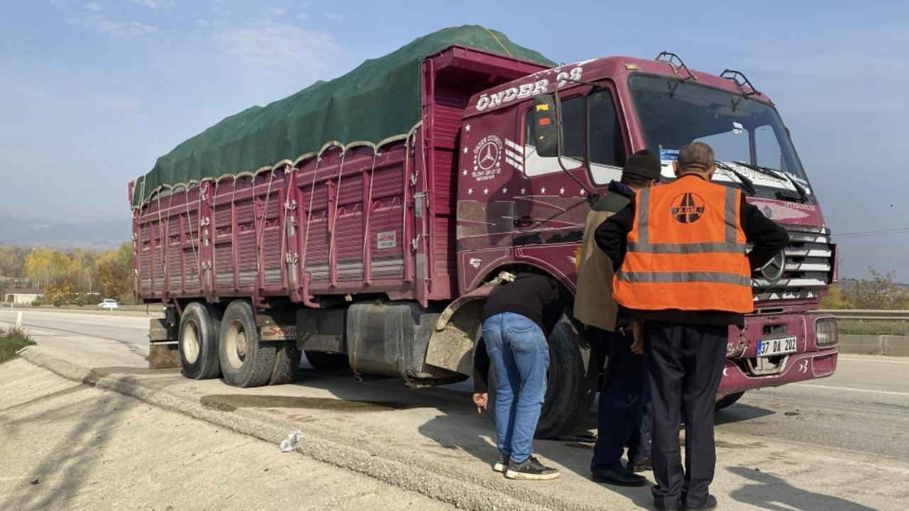 Kastamonu’da Kamyon Arızalı Otomobile Çarptı 1 Kişi Ağır Yaralandı (2)