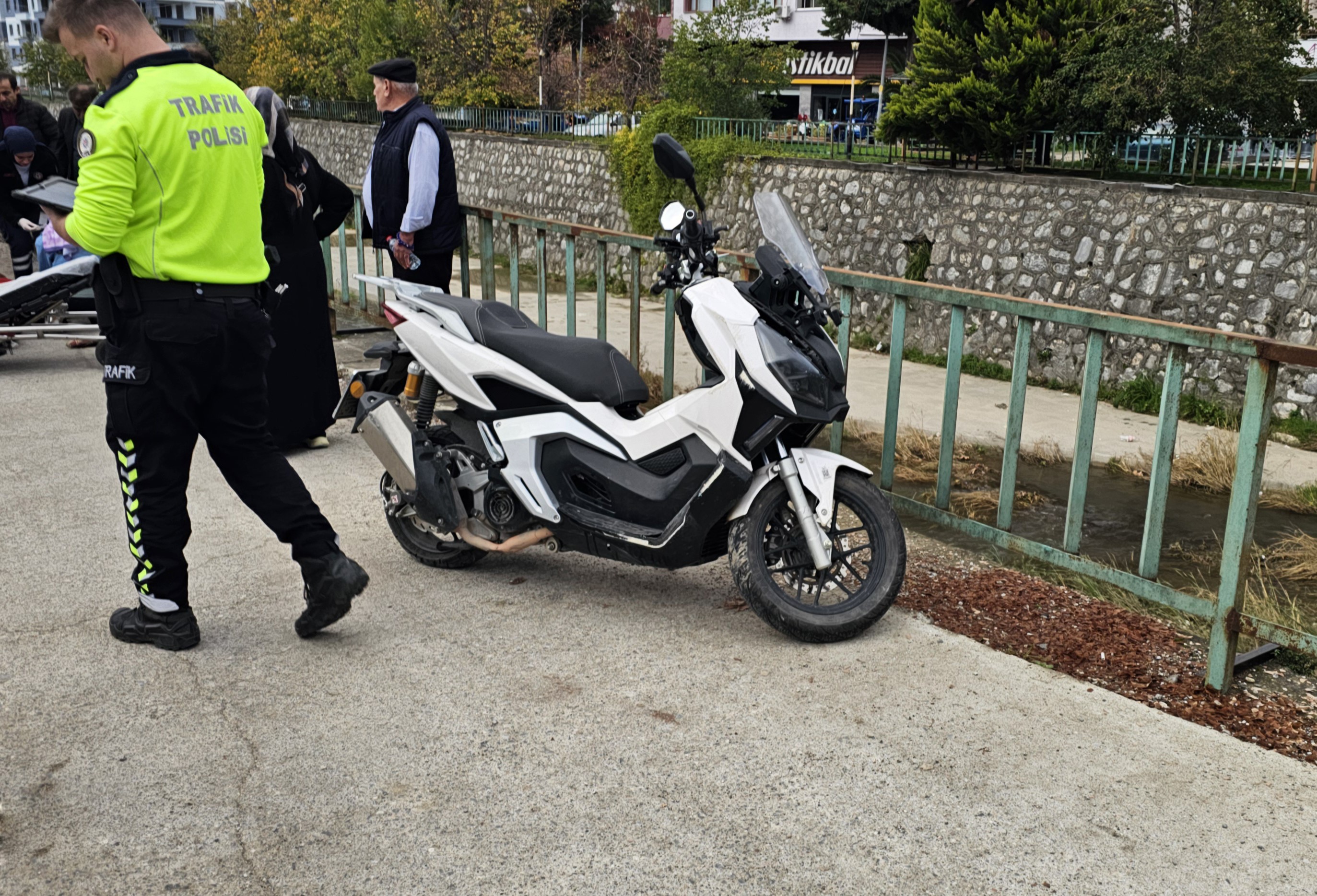 Kastamonu'da Korkutan Kaza Kasksız Sürücü Başından Yaralandı 12