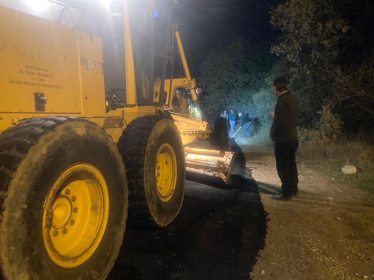 Kastamonu'nun Ilçesinde Asfalt Çalışmalarını Yerinde Inceledi