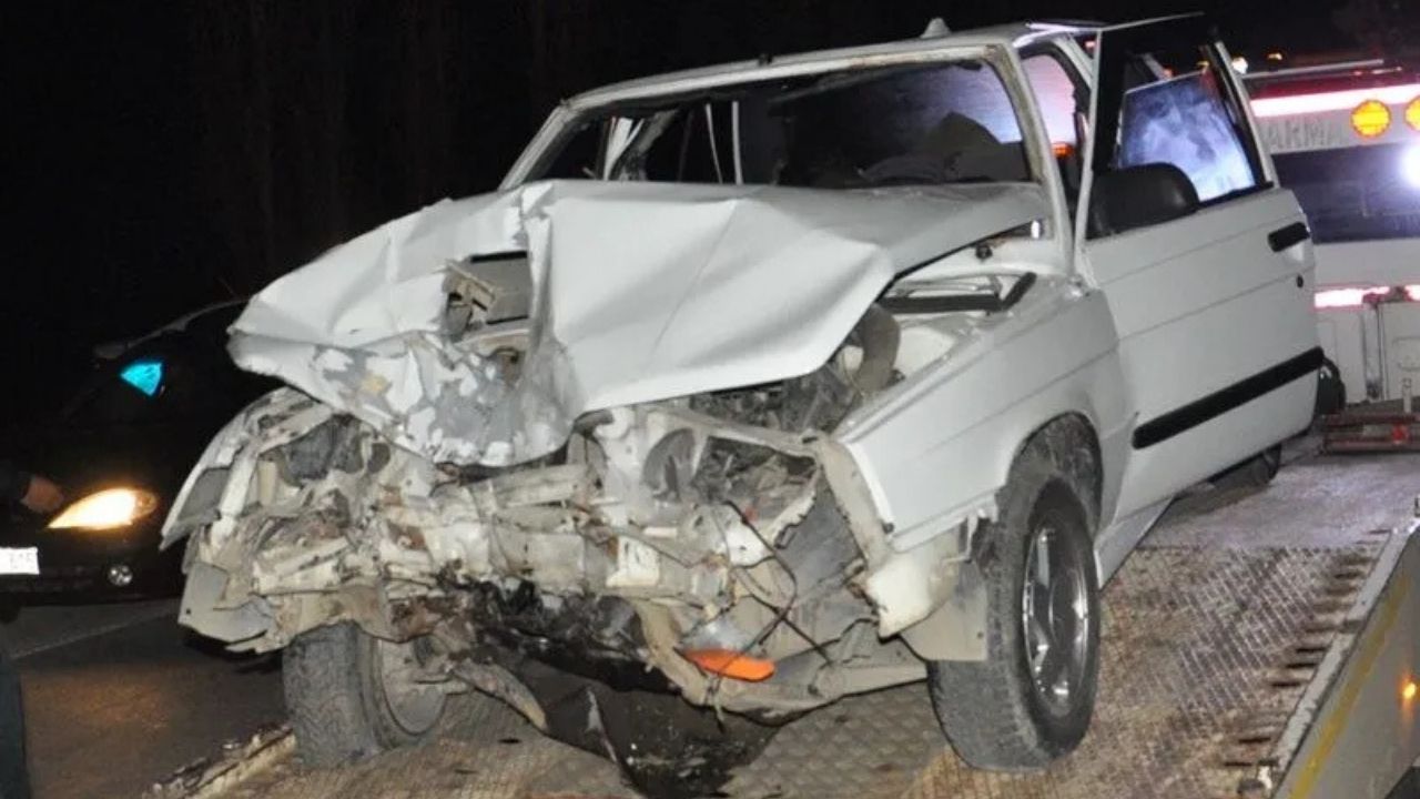 Komşuda Feci Kaza Köprü Demiri Aracın İçine Girdi, 3 Kişi Yaralandı (1)