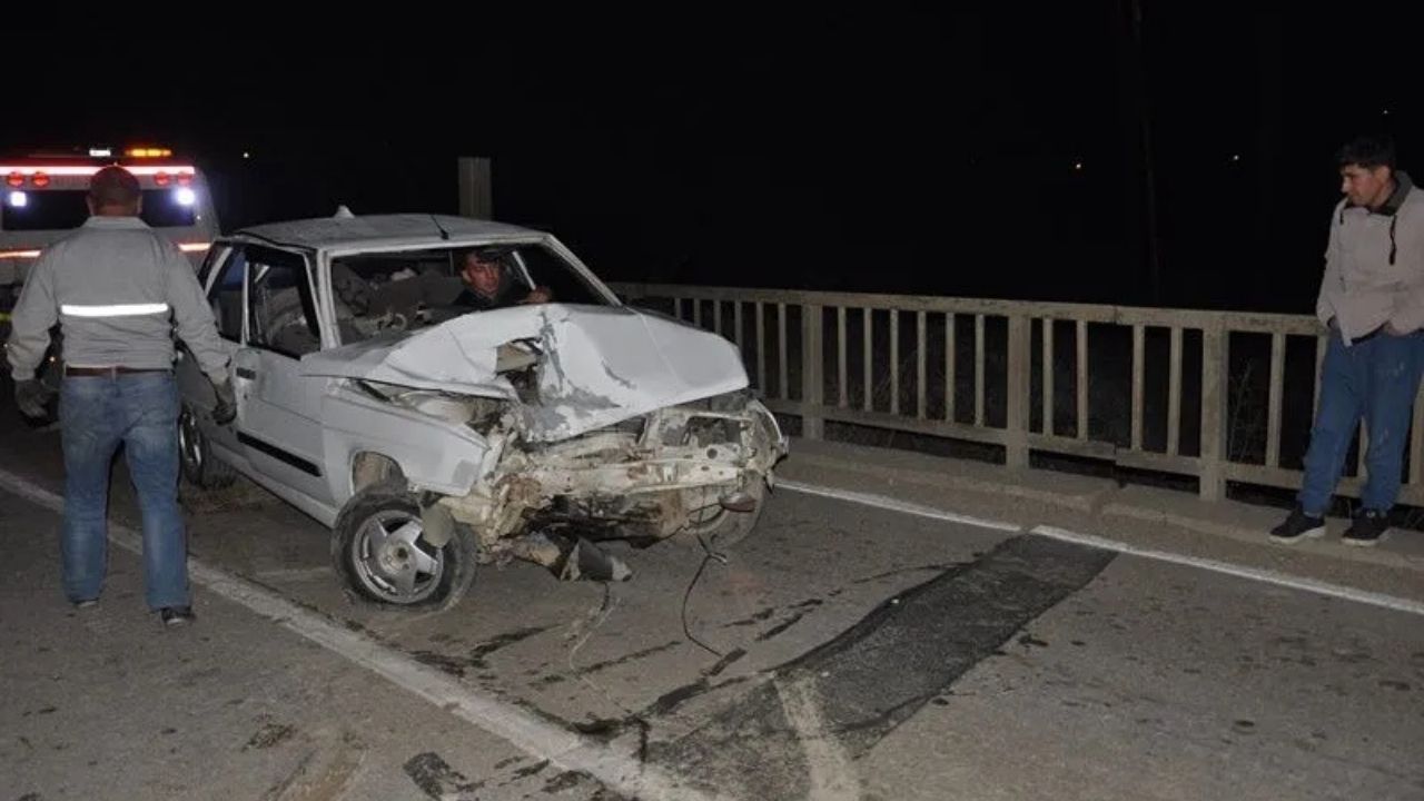 Komşuda Feci Kaza Köprü Demiri Aracın İçine Girdi, 3 Kişi Yaralandı (2)