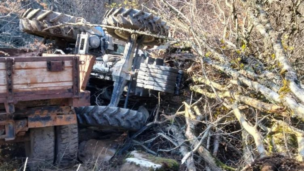 Komşuda Traktör Devrildi Feci Kazada 1’I Ağır 3 Yaralı Var (1)
