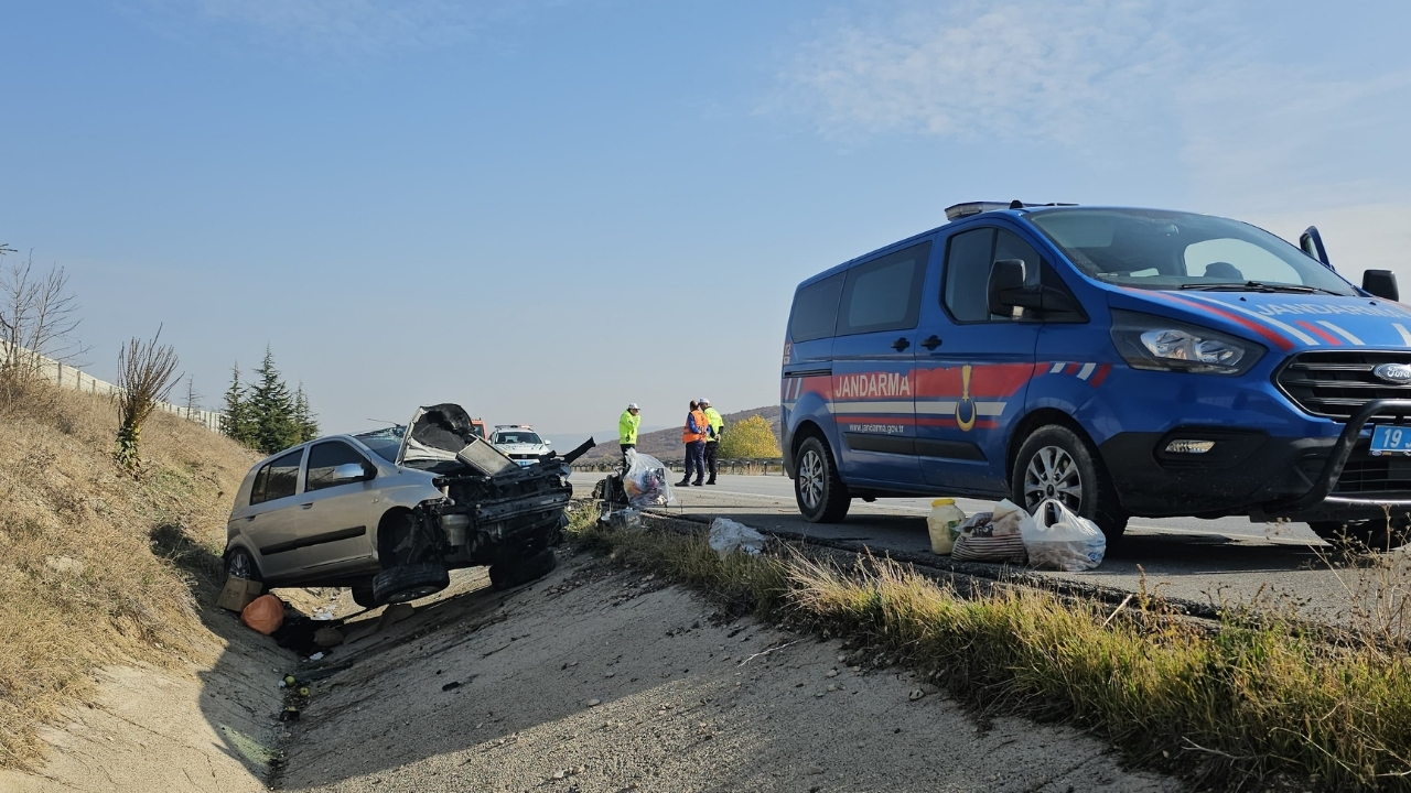 Kontrolden Çıkan Otomobil Devrildi, Karı Koca Hastanelik Oldu (1)
