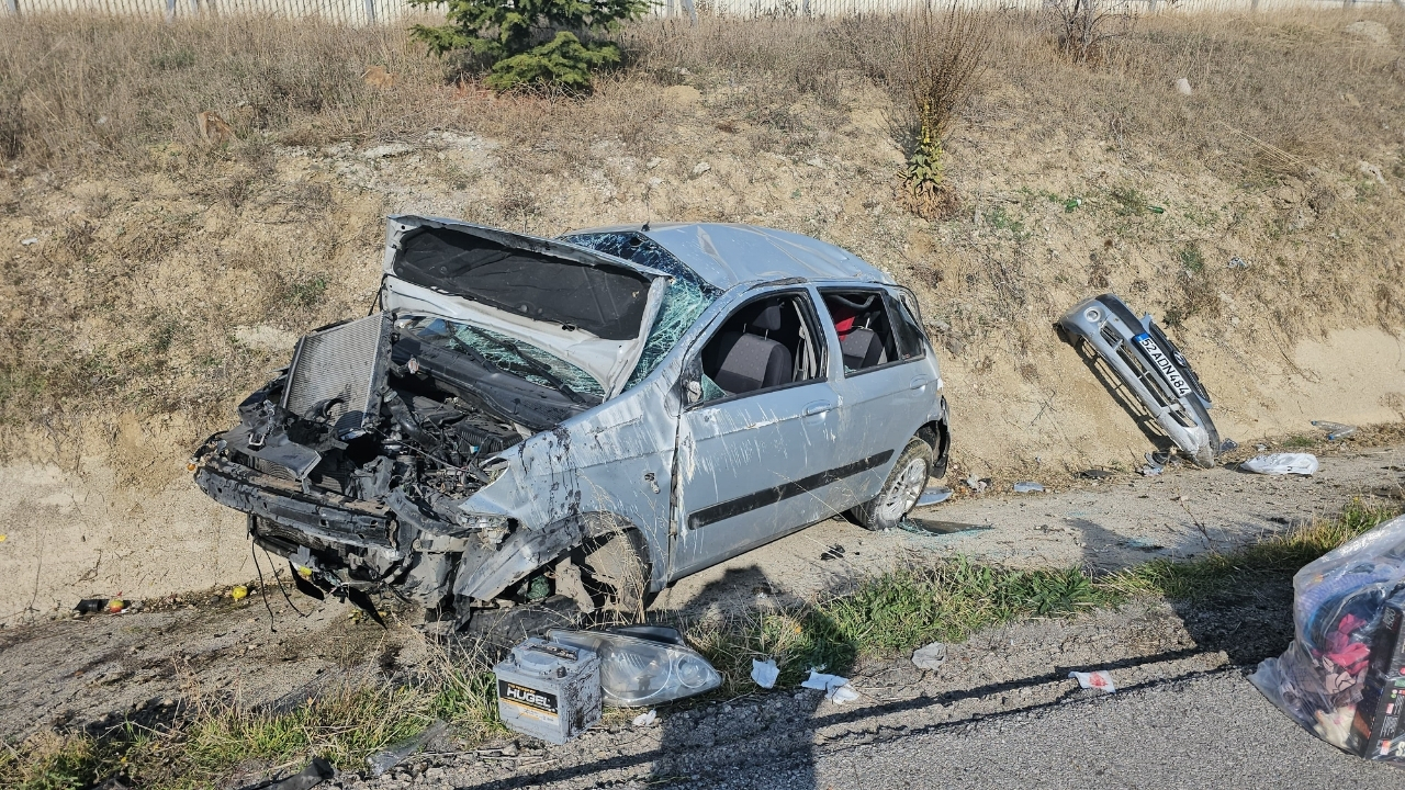 Kontrolden Çıkan Otomobil Devrildi, Karı Koca Hastanelik Oldu (2)