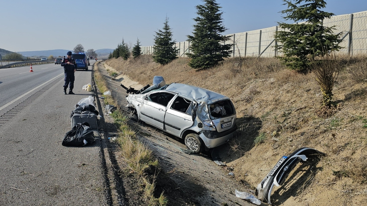 Kontrolden Çıkan Otomobil Devrildi, Karı Koca Hastanelik Oldu (3)